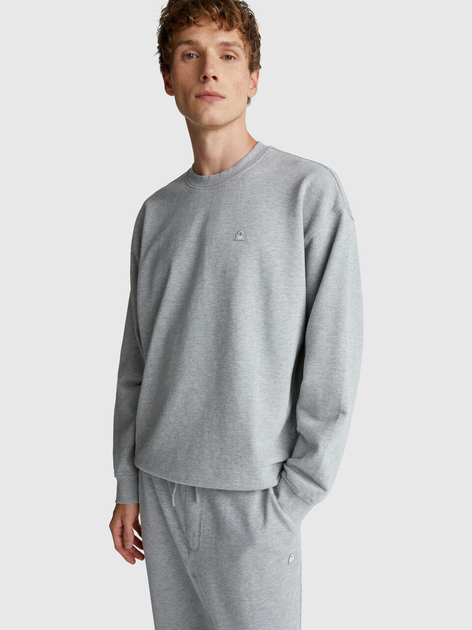 Sweatshirt with logo patch