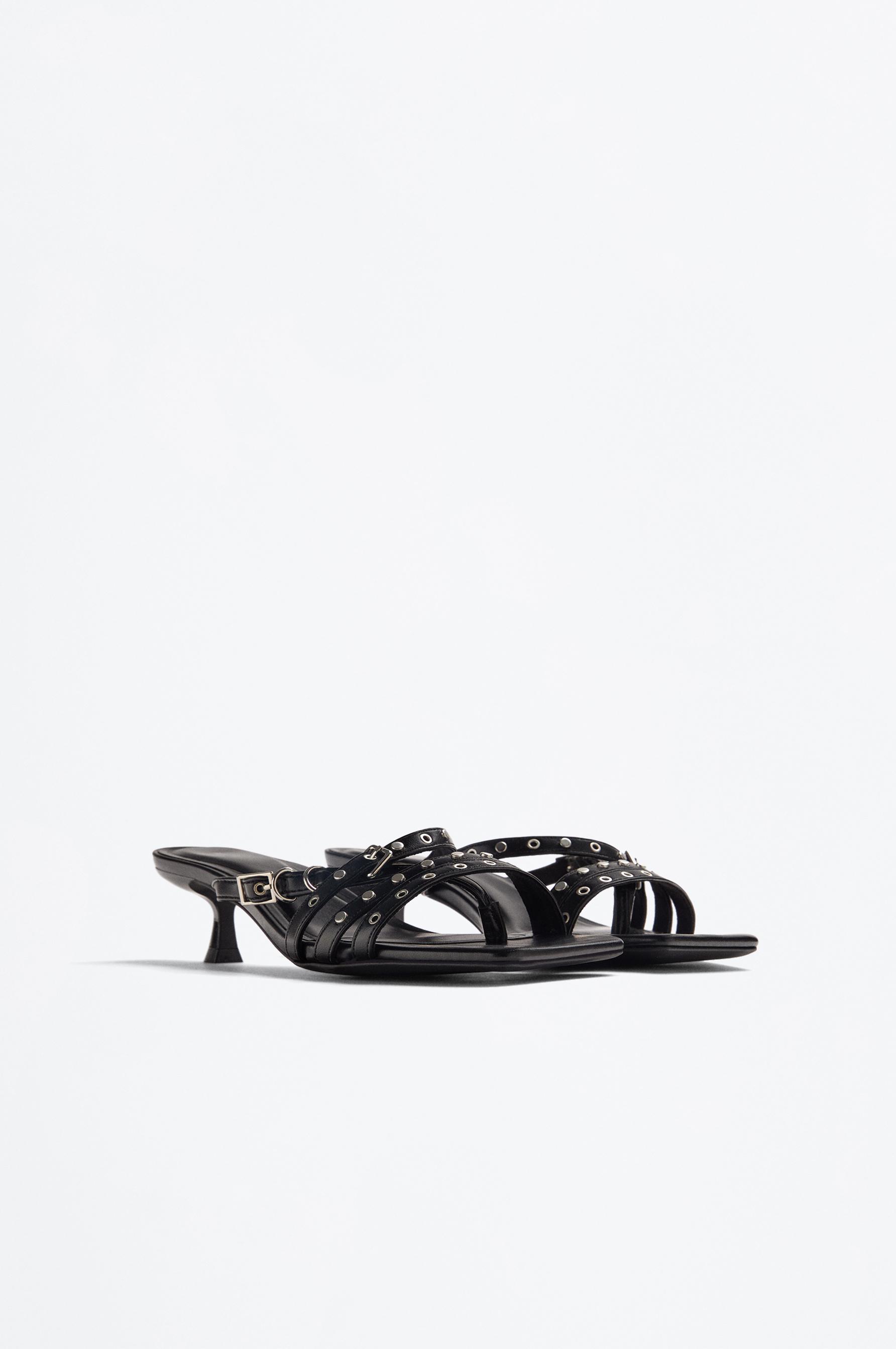 Sandalia tacón tachas