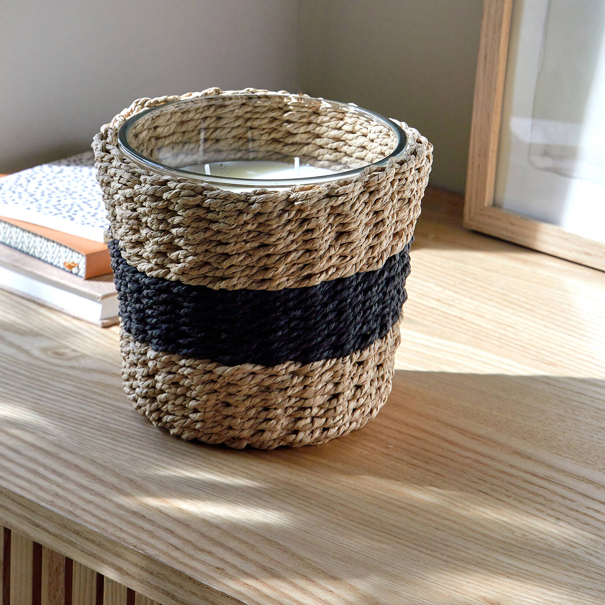 Bougie parfumée et panier tressé