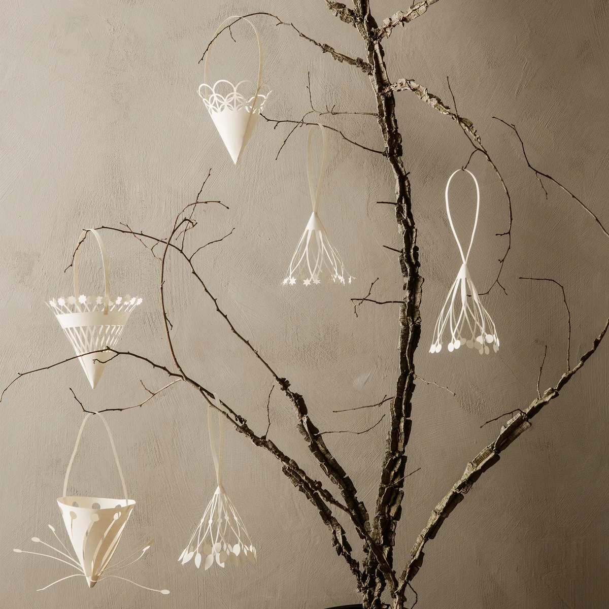 Ferm Living - Papier Weihnachtsanhänger, Cones (3er-Set)
