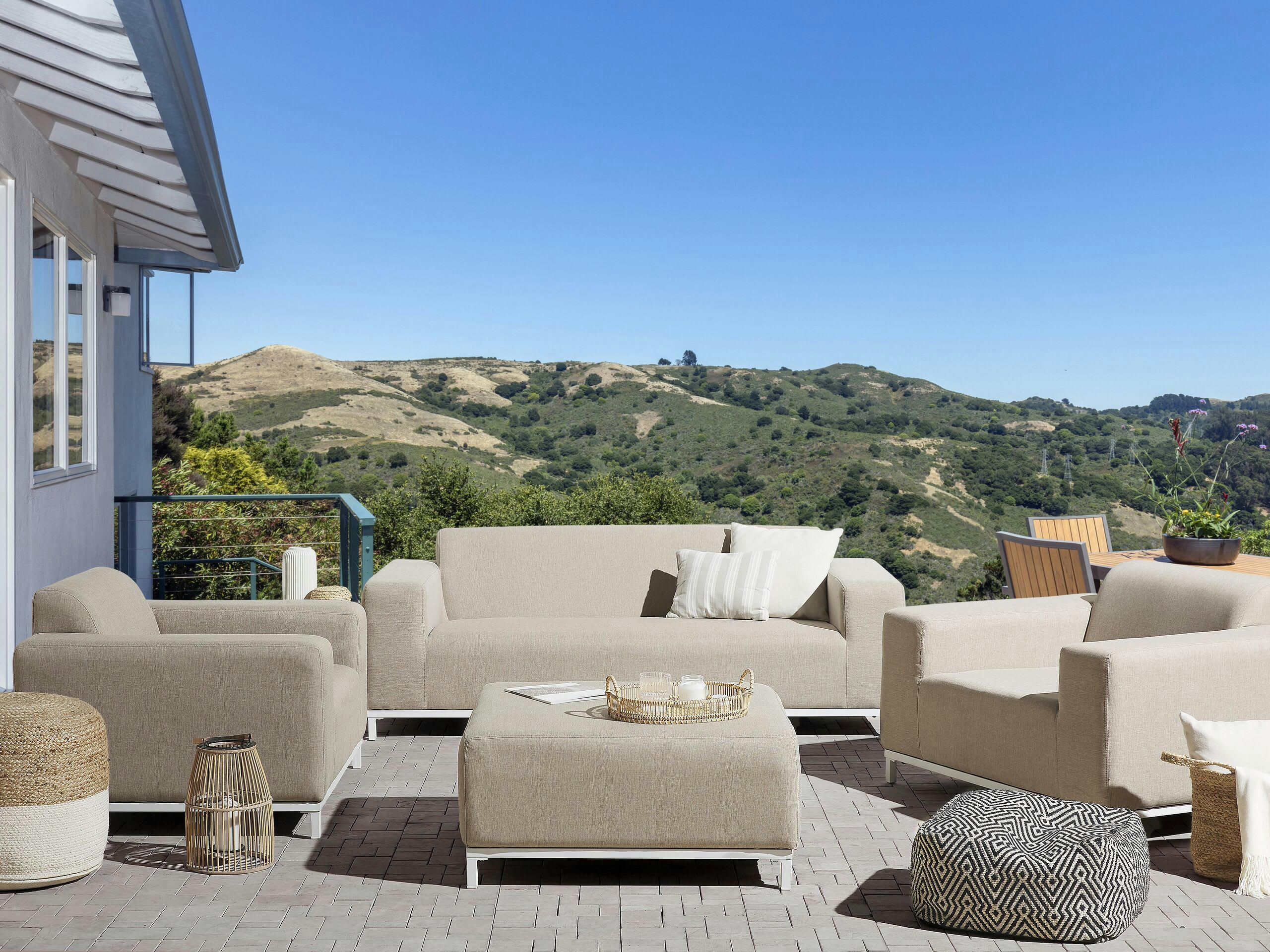 ROVIGO - Salon de jardin 5 places en tissu beige et pieds blancs