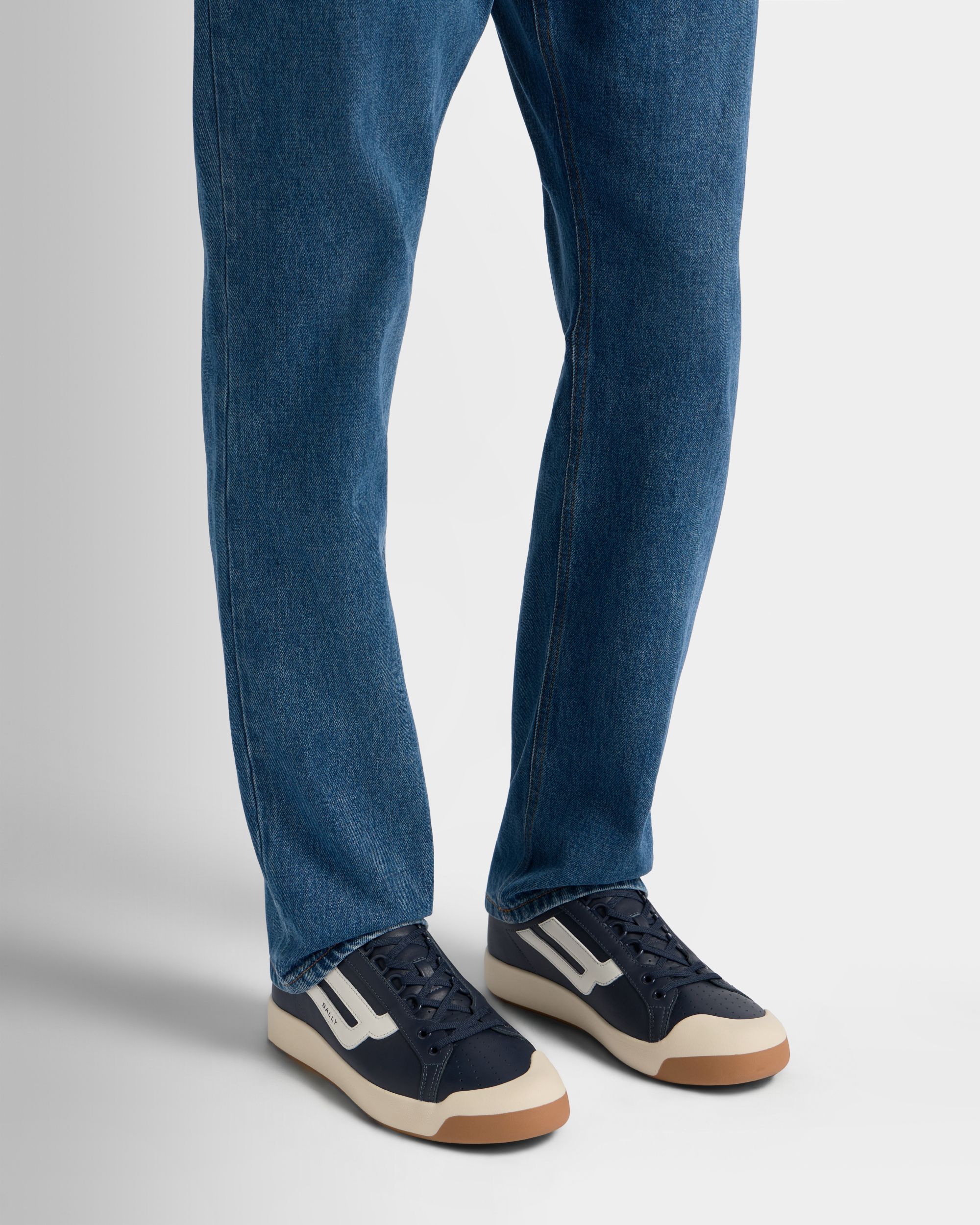 Competition Sneaker aus Leder in Marineblau und Weiß