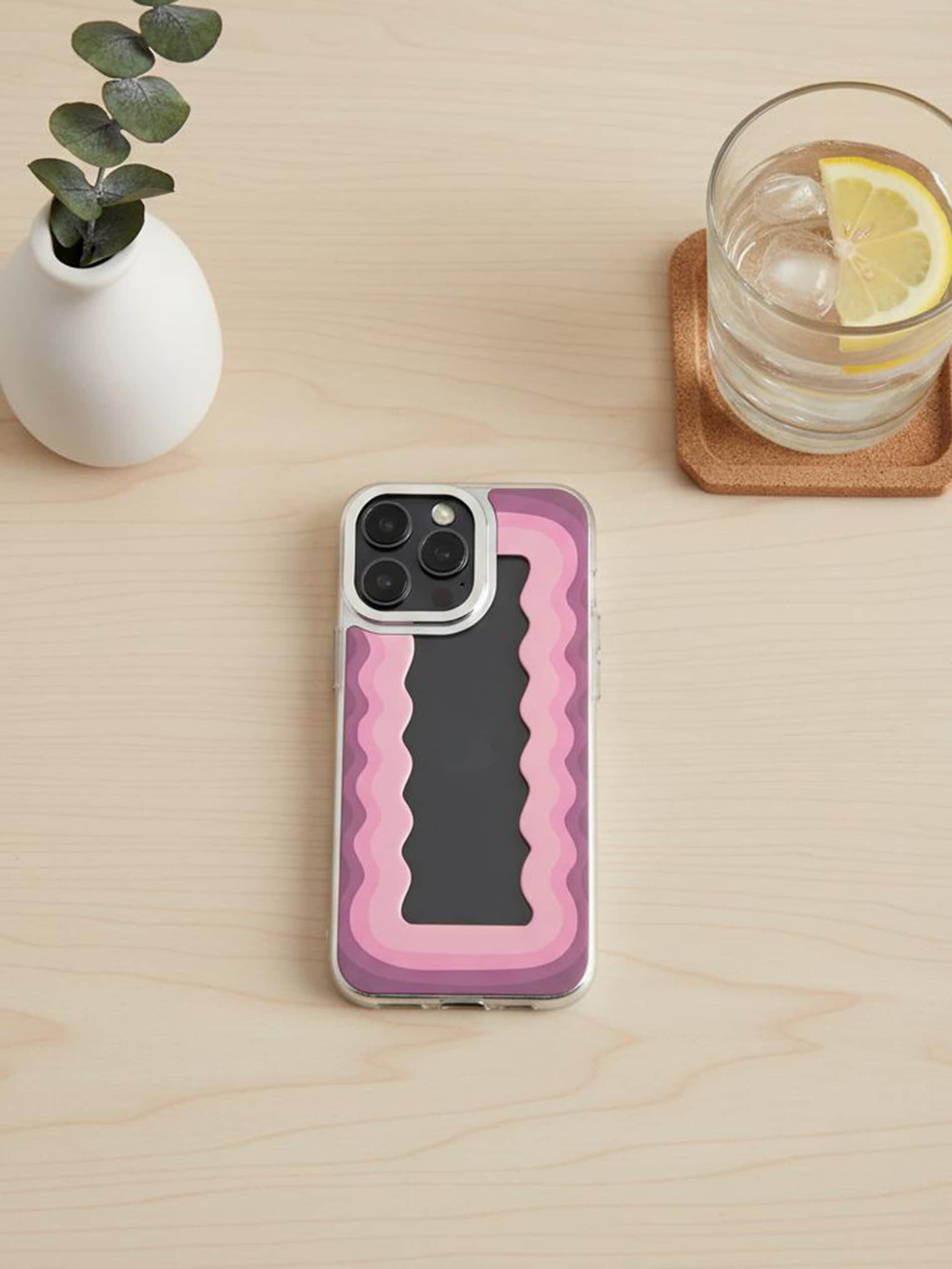 Etui na różne iPhone’y z falistym wzorem