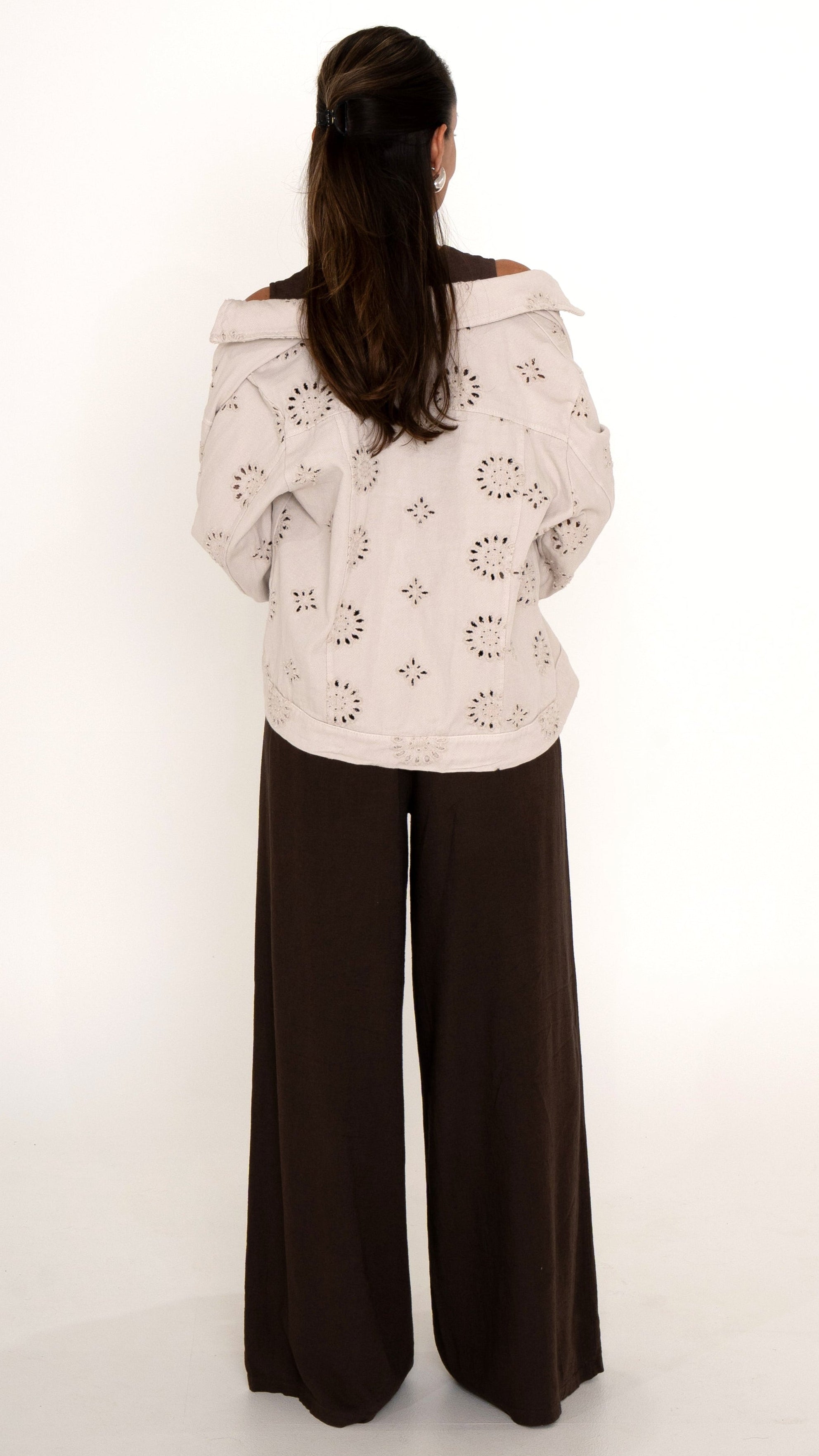 COLORED DENIM JACKE MIT LOCHSTICKEREI