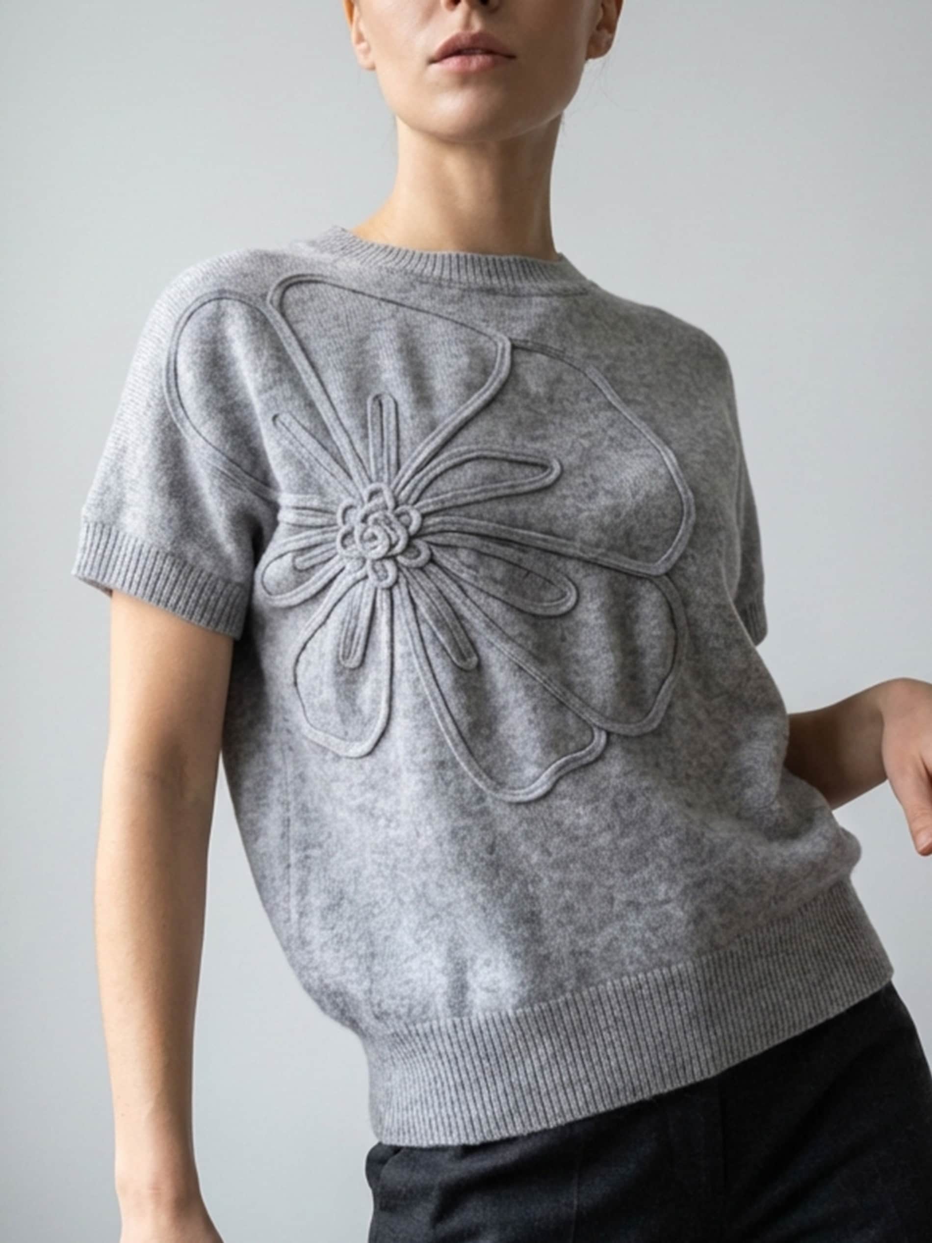 Sweter bez rękawów z tłoczonym kwiatem