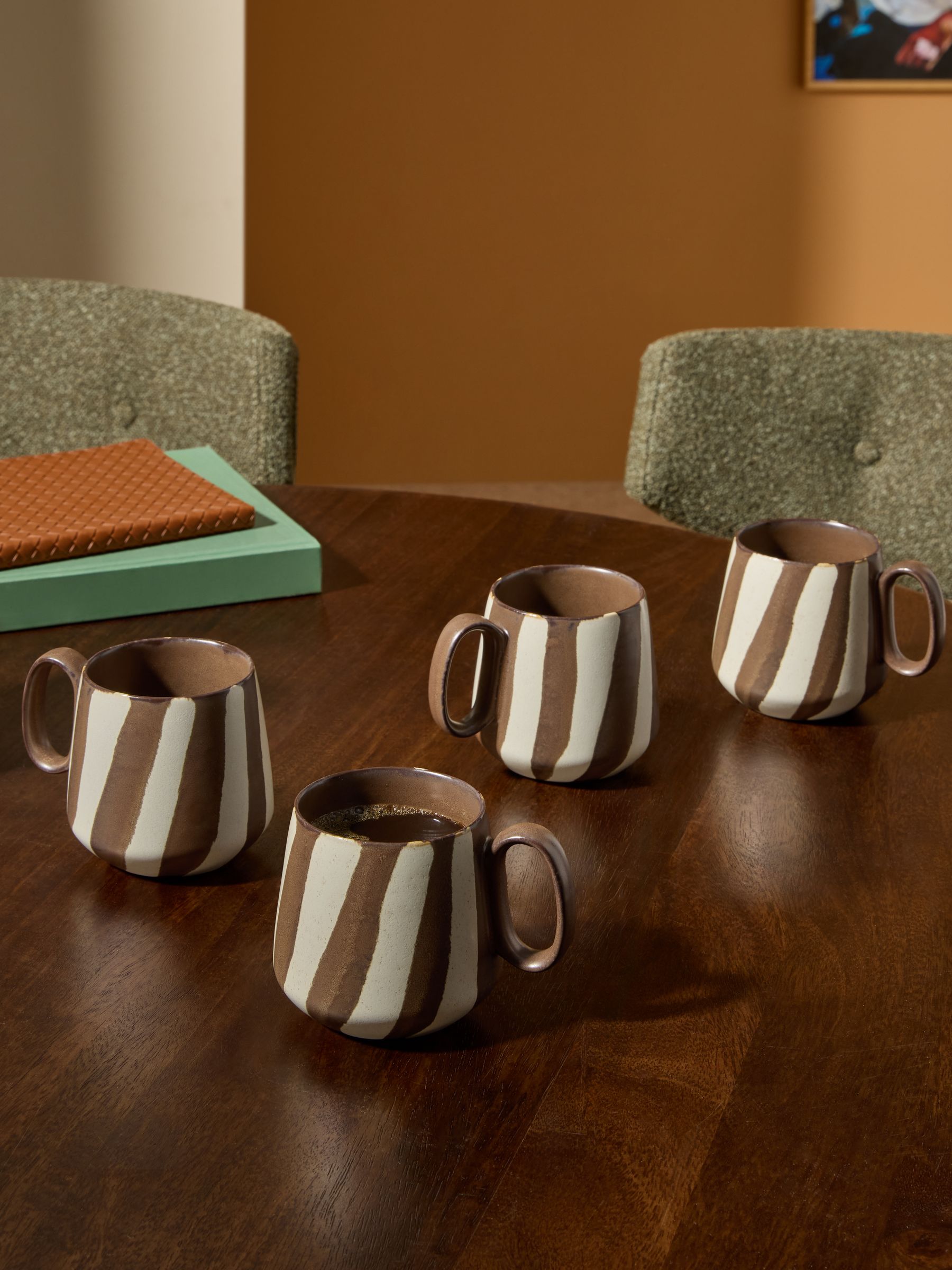 Set of 4 Mafalda Mugs in Brown