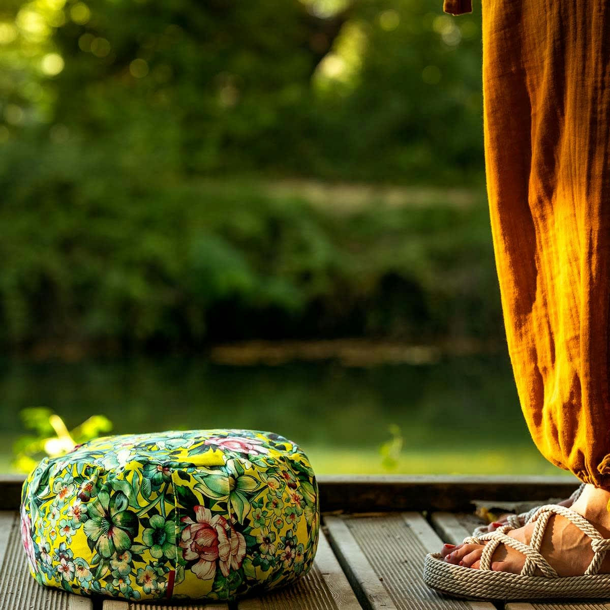 NILA - Coussin de méditation en coton imprimé fleuri jaune