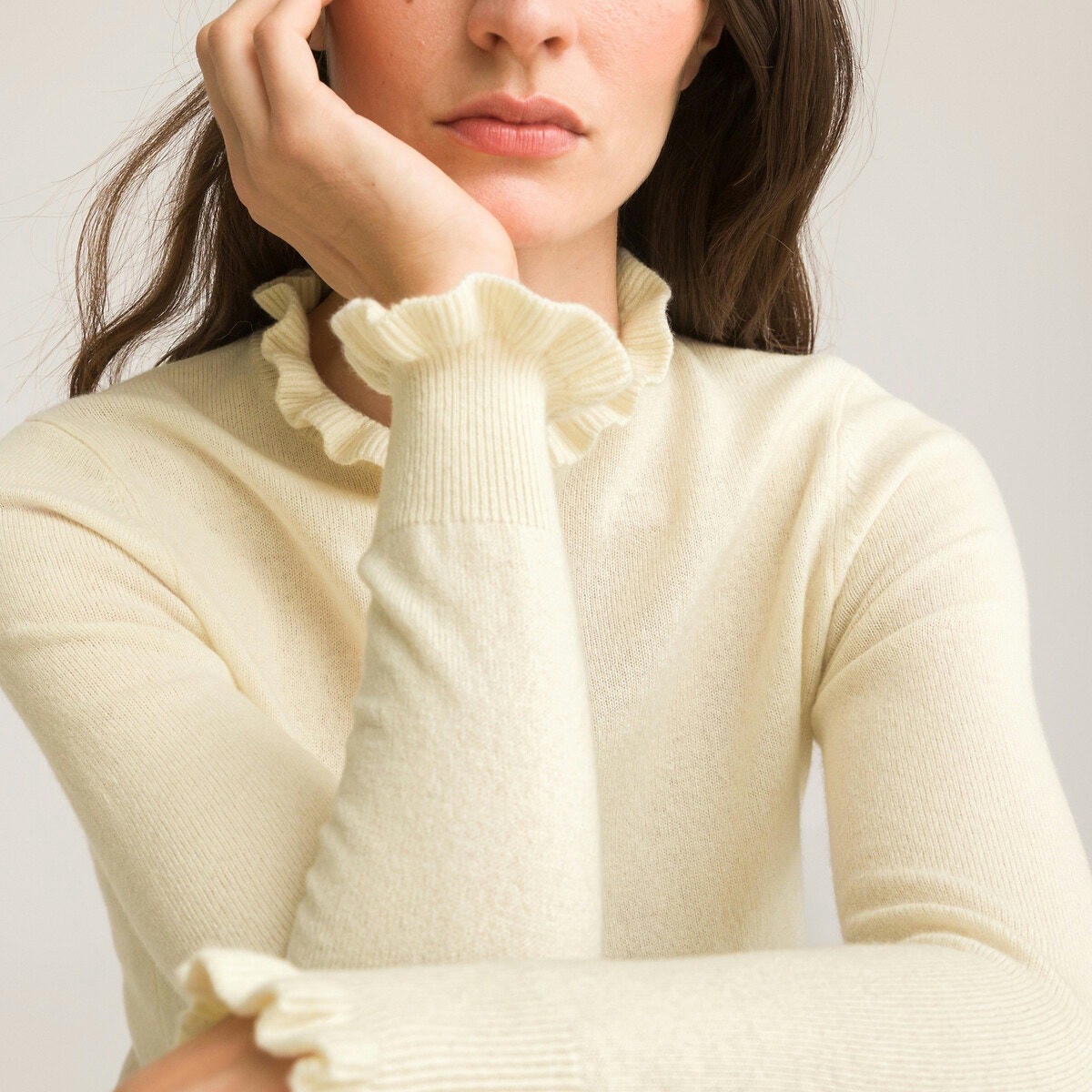Pull col montant volanté fine maille en cachemire