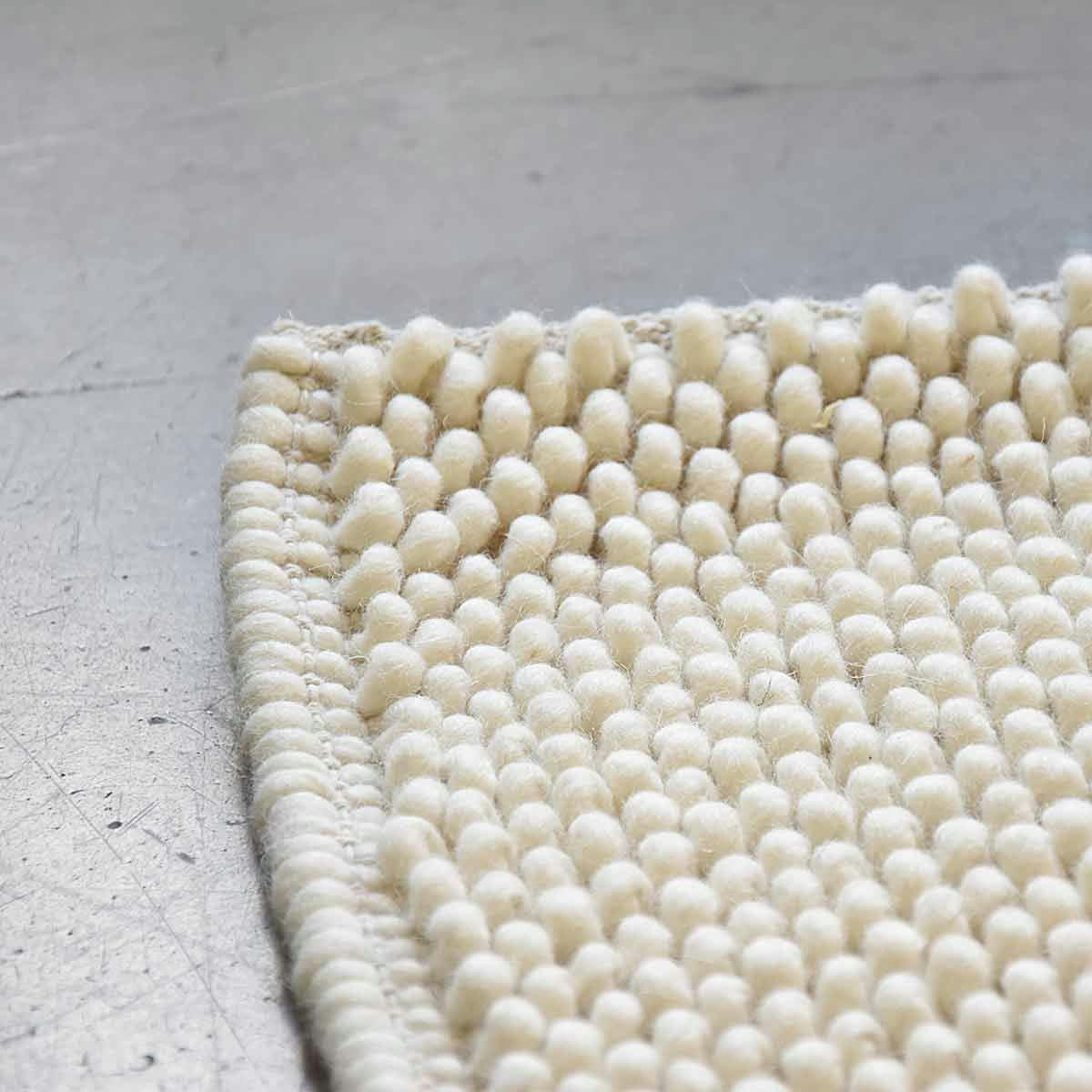 - Tapis rectangulaire en laine bouclée écrue tissé main 160 x 230 cm