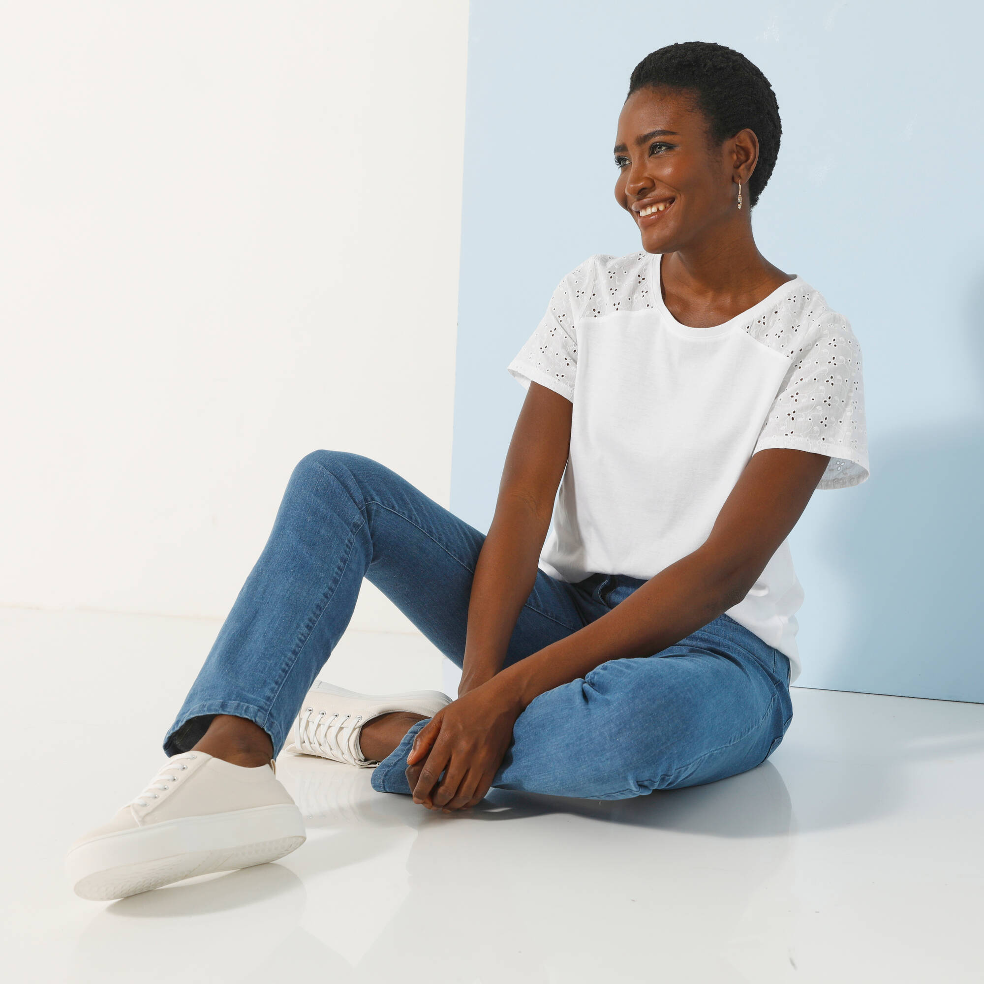 T-shirt col rond manches courtes, détail broderie anglaise