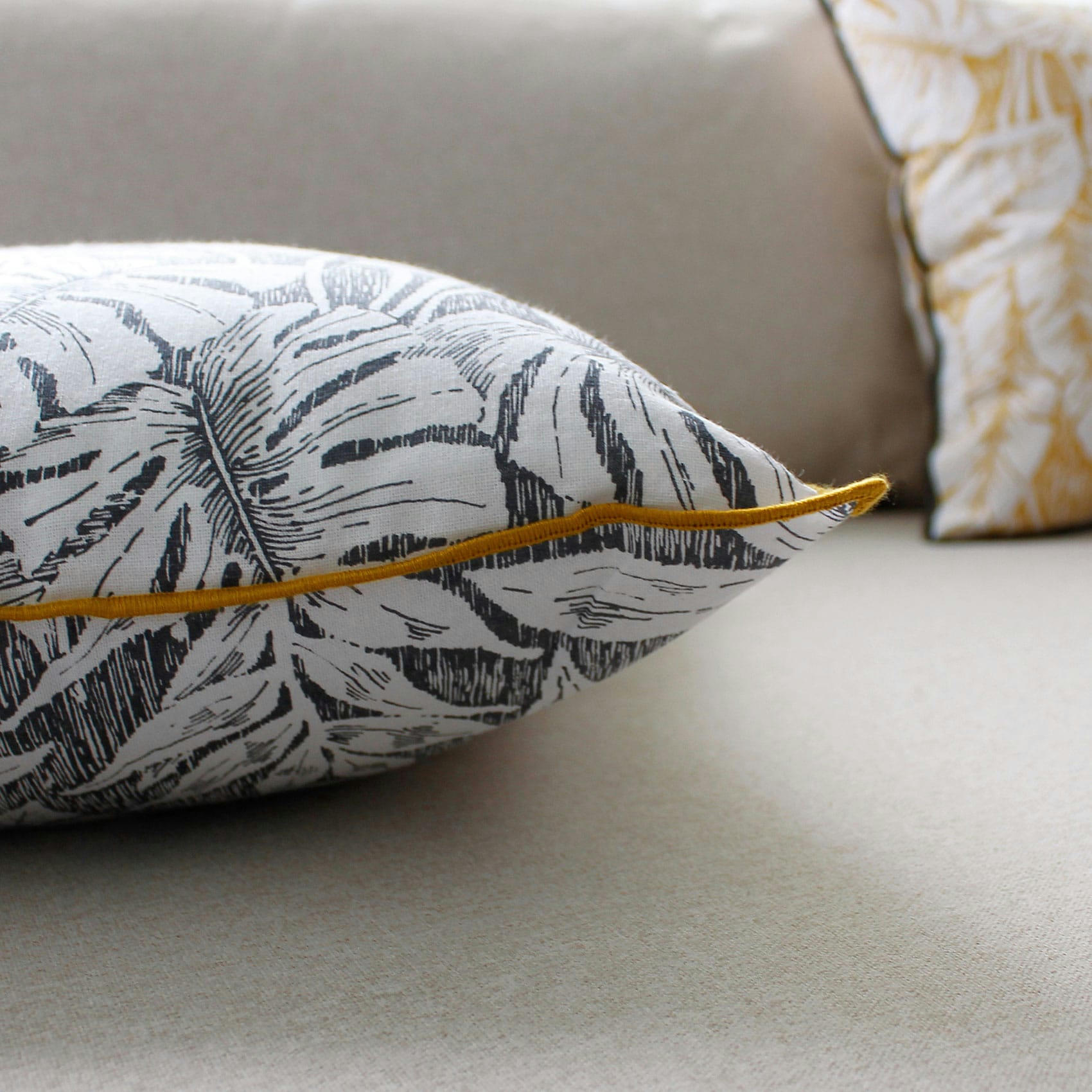 - Coussin déhoussable au style exotique