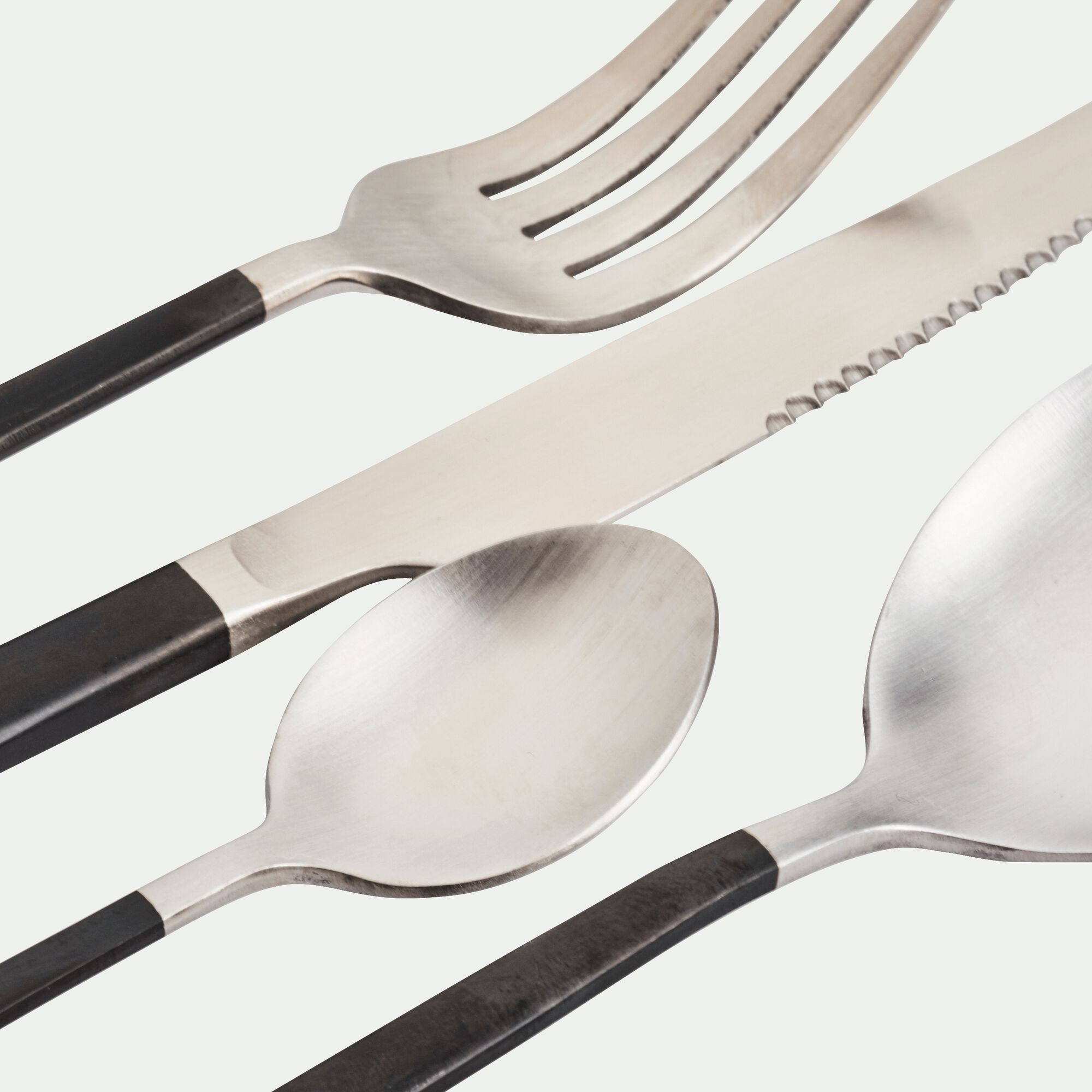 ACANA - Ménagère 16 pièces en inox satiné et manche noir