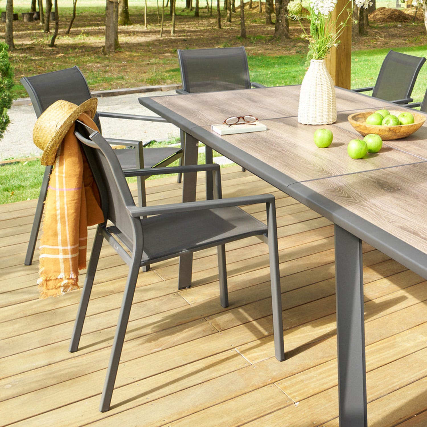 Sedia da giardino grigio con braccioli Essentia