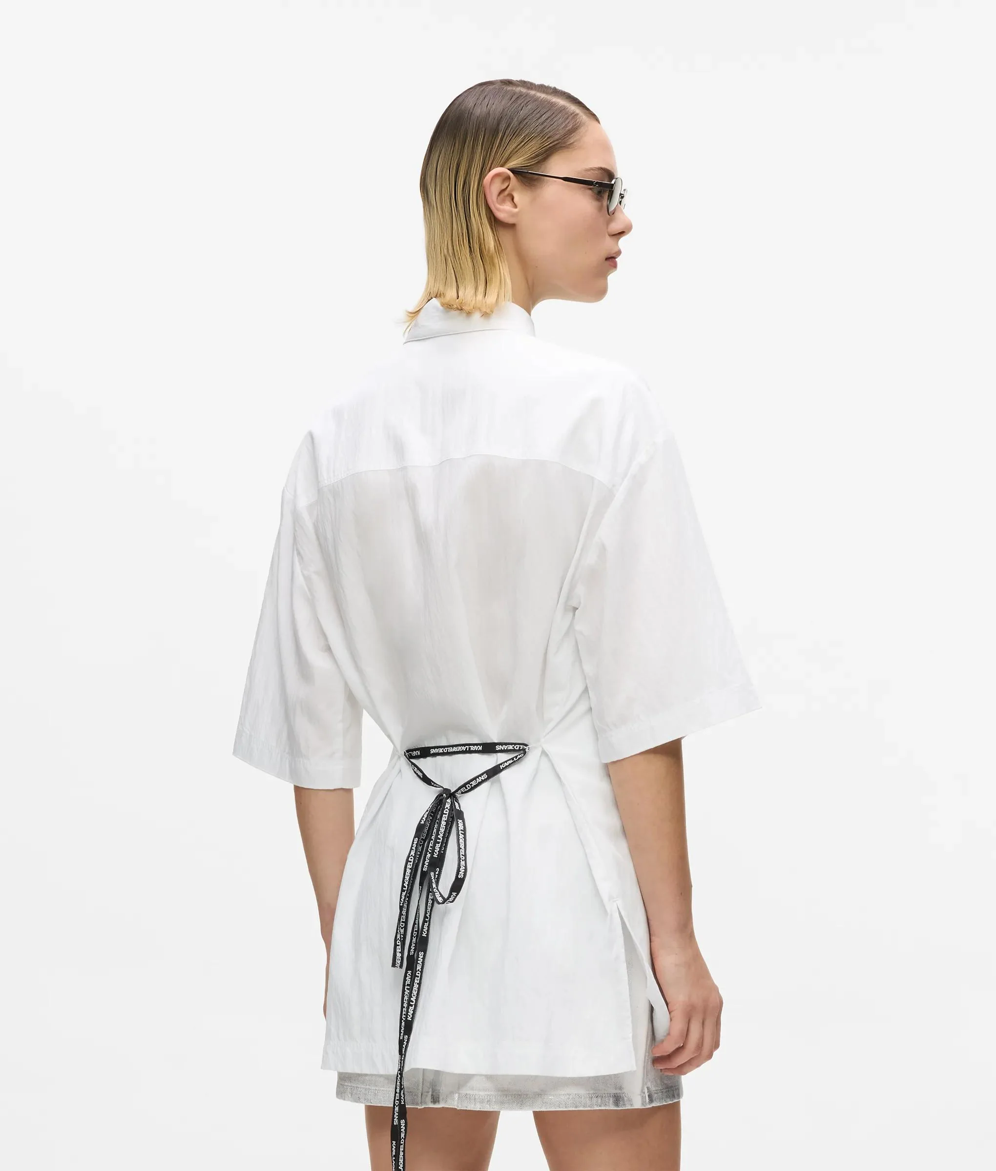 Chemise à manches courtes nouée à la taille