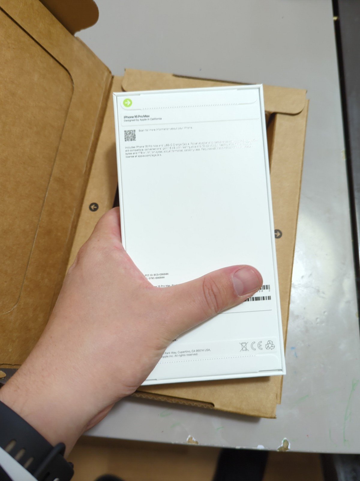 iPhone 16 pro max 256gb Black Titanium Or Desert Titanium Unlocked