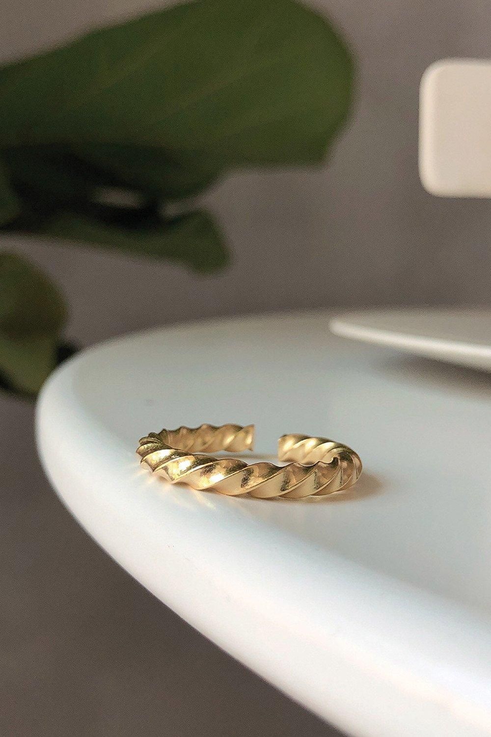 Elk & Bloom 14K Gold Twist Band Ring