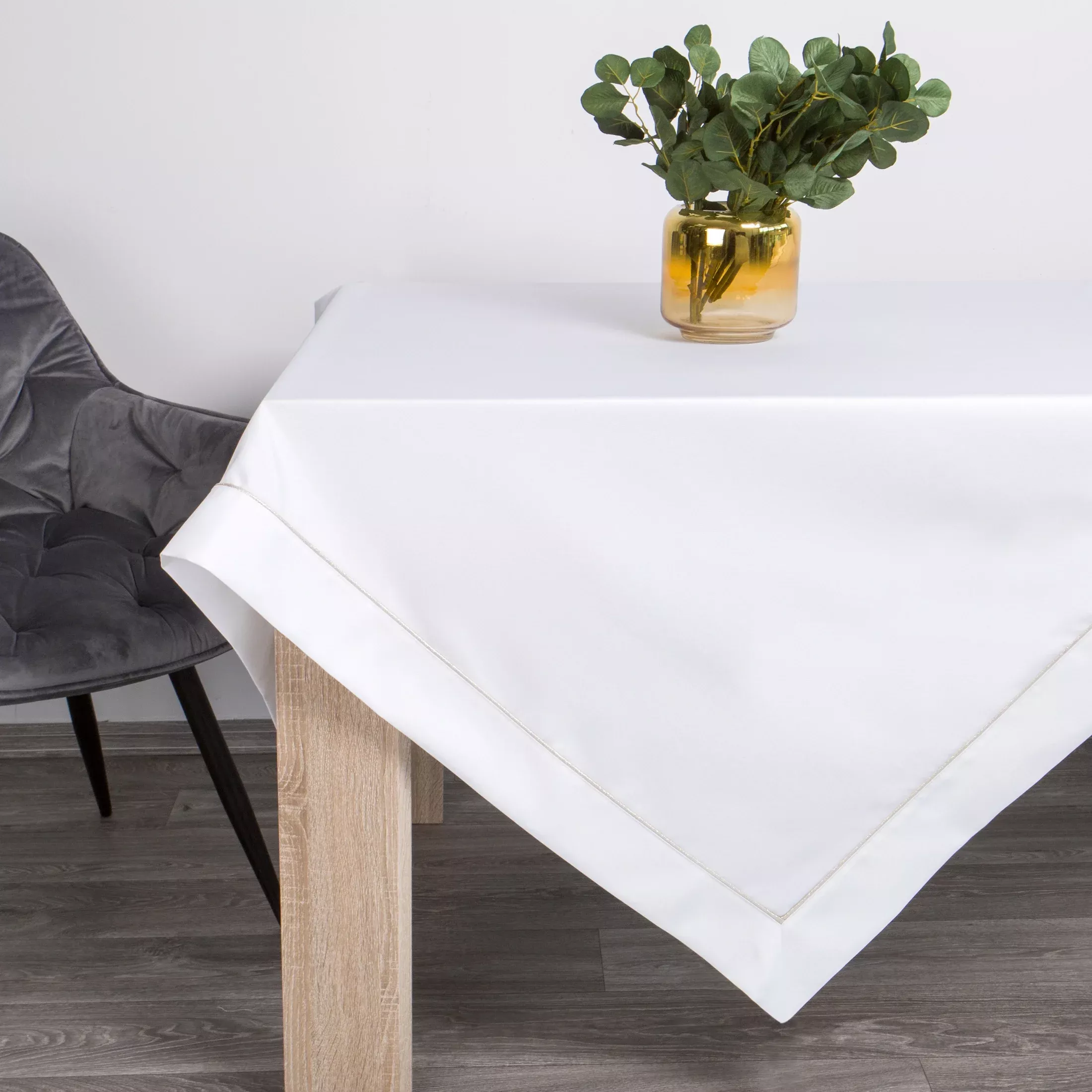 Obrus biały 145x280 cm MADELE z delikatną złotą lamówką