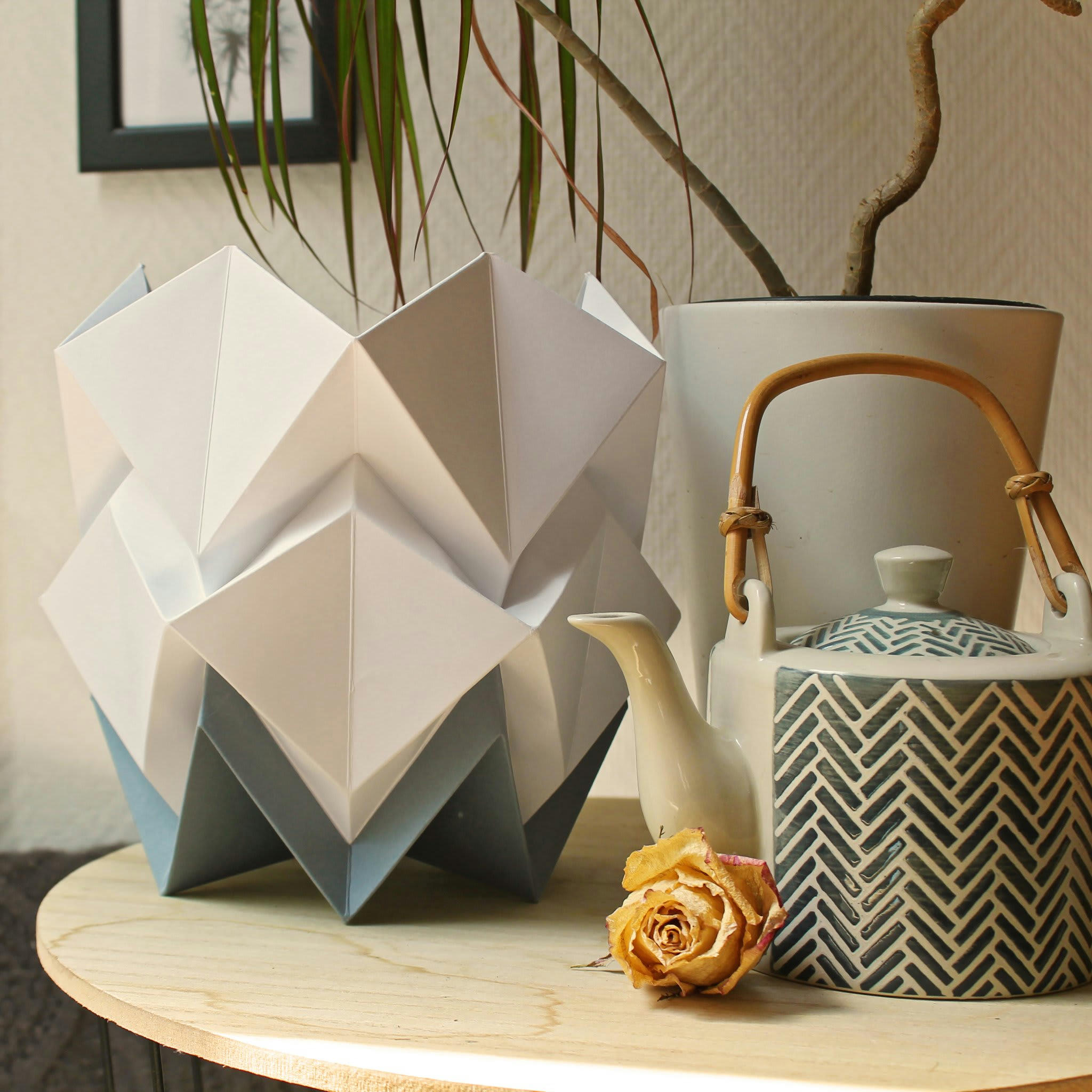 HIKARI - Lampe de table origami bicolore en papier taille S
