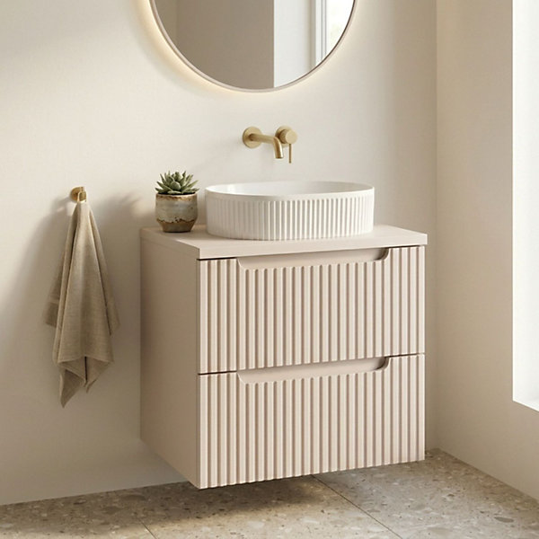 Ensemble de salle de bain suspendu VANO cachemire 60cm : meuble sous vasque à tiroirs rainuré verticalement et plan pour vasque