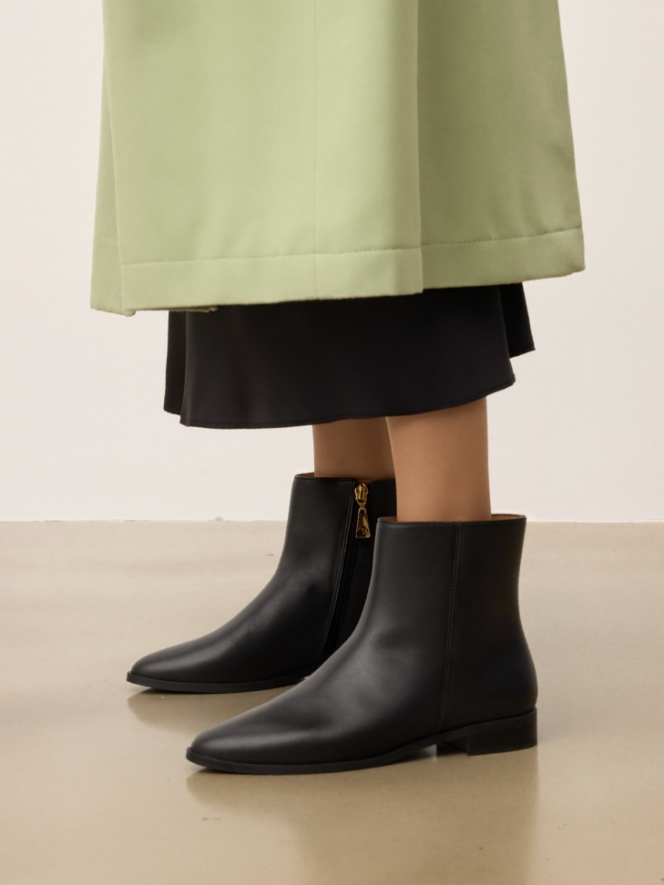 Flat leather boots with zipper