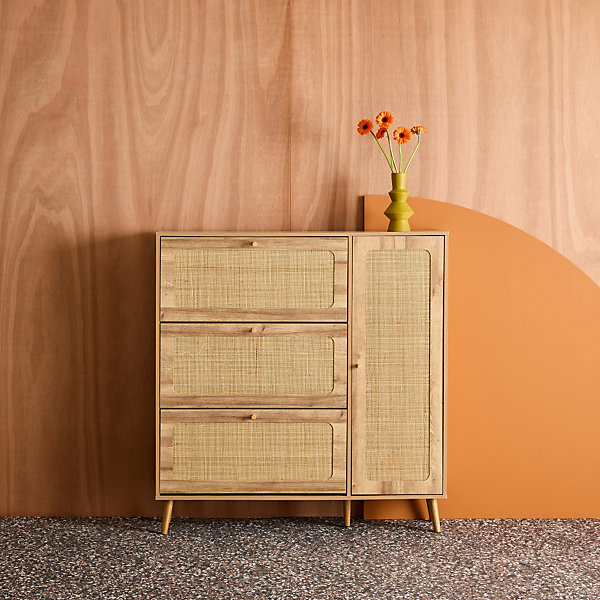 Meuble à chaussure cannage Bohème naturel. 3 abattants. 1 porte. 21 paires. 120 x 24 x 125 cm