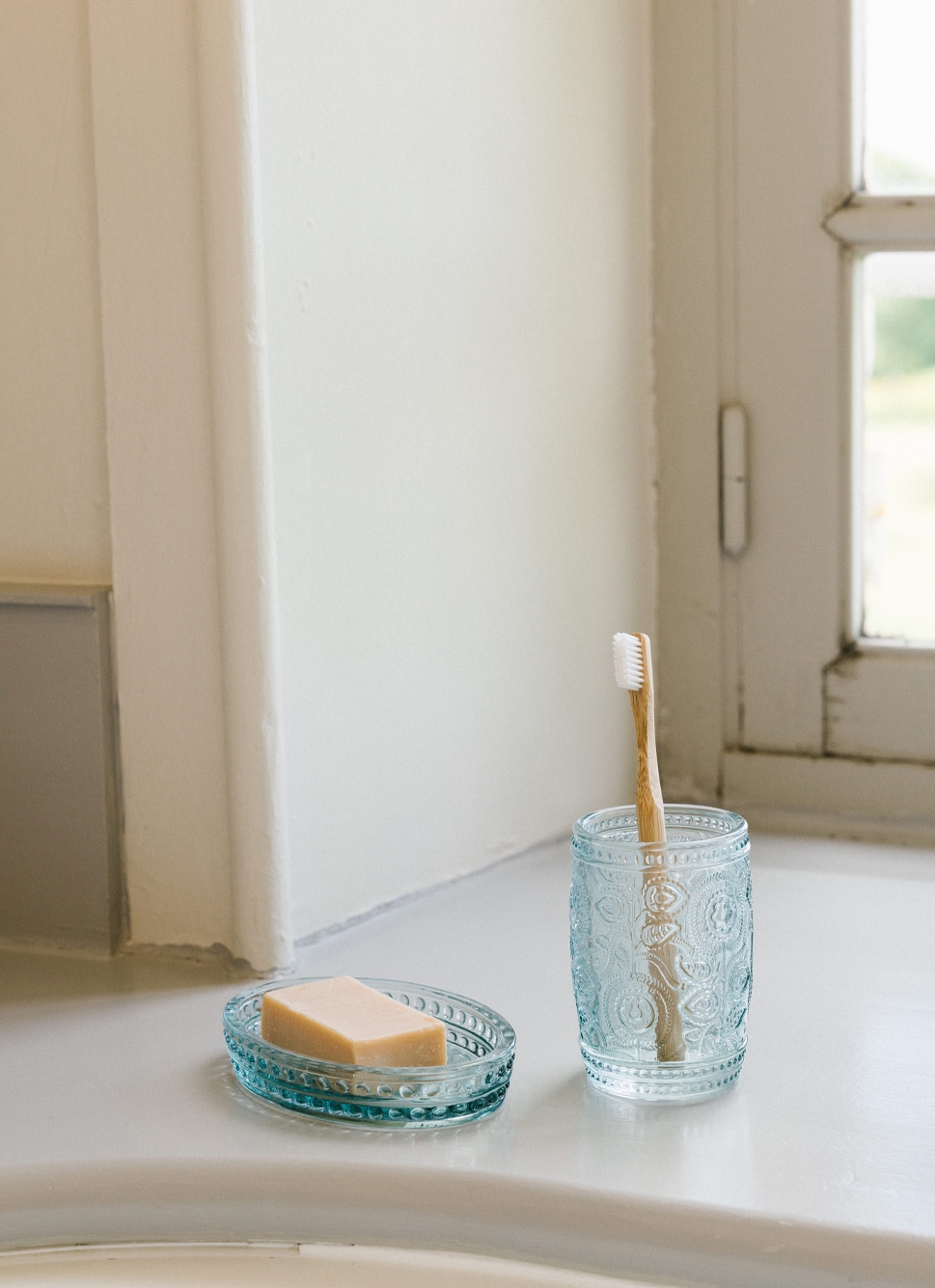 PORTE-SAVON EN VERRE COLORÉ GRAVURES DE FLEURS BLEU CLAIR