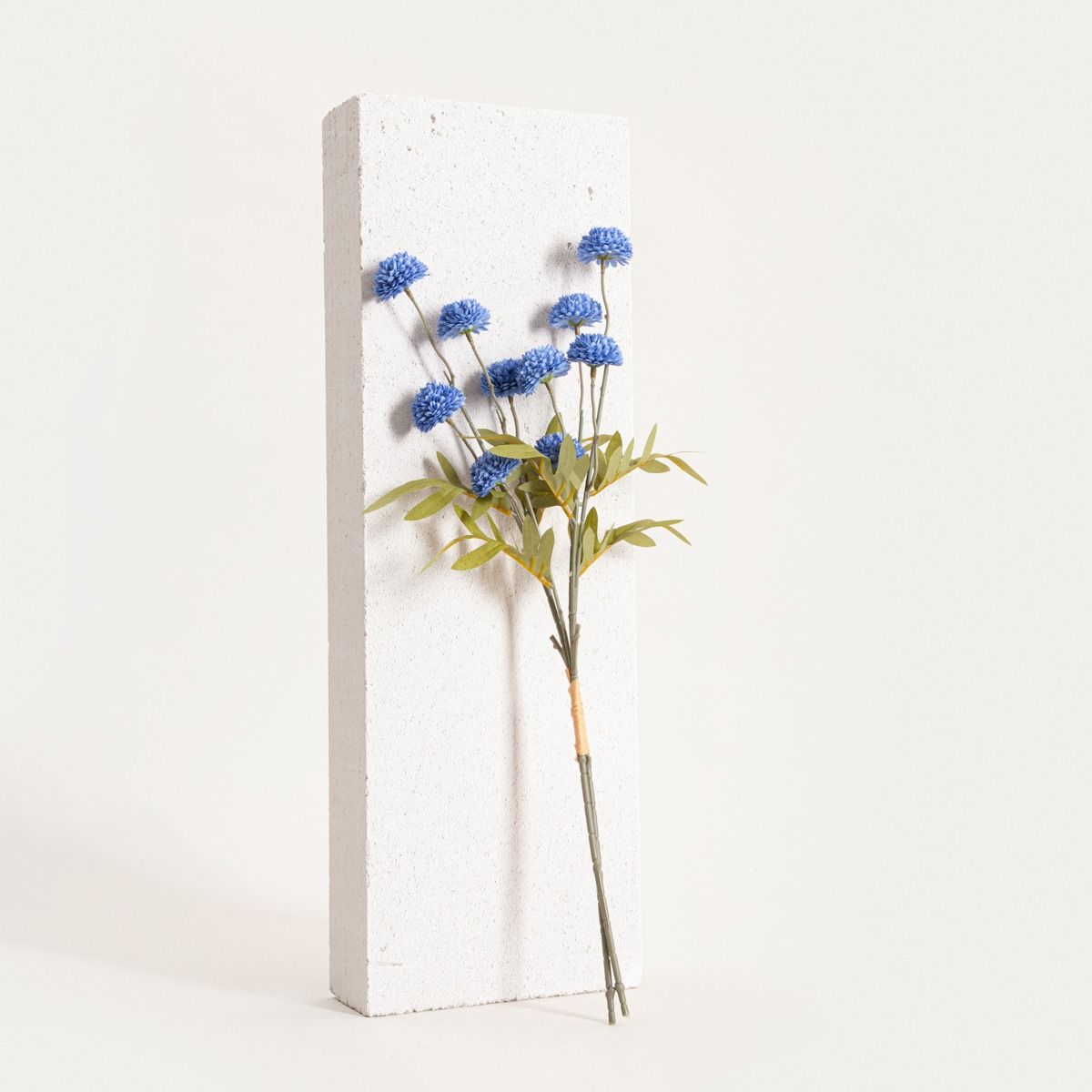 Bukiet kwiatów MARITA stokrotki pełne niebieskie 52 cm