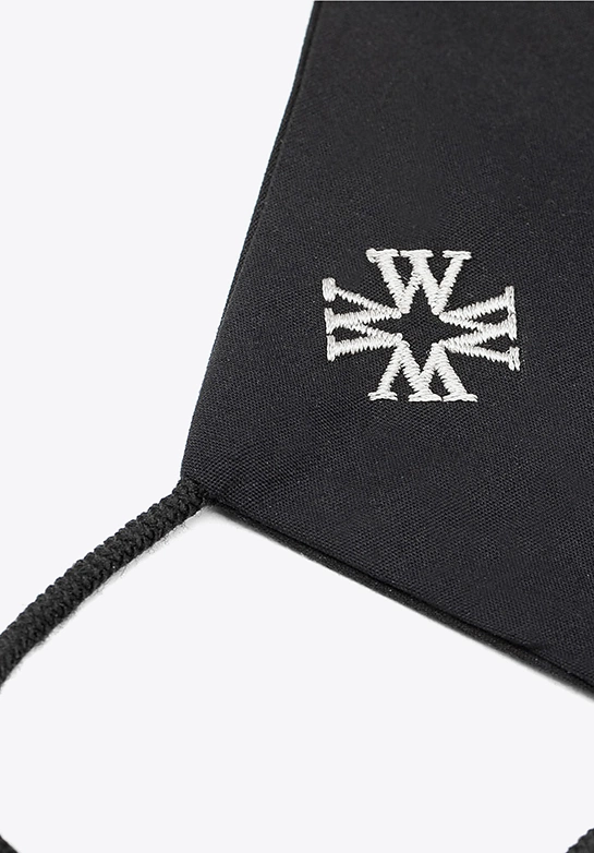 Maseczka bawełniana profilowana z białym monogramem czarna
