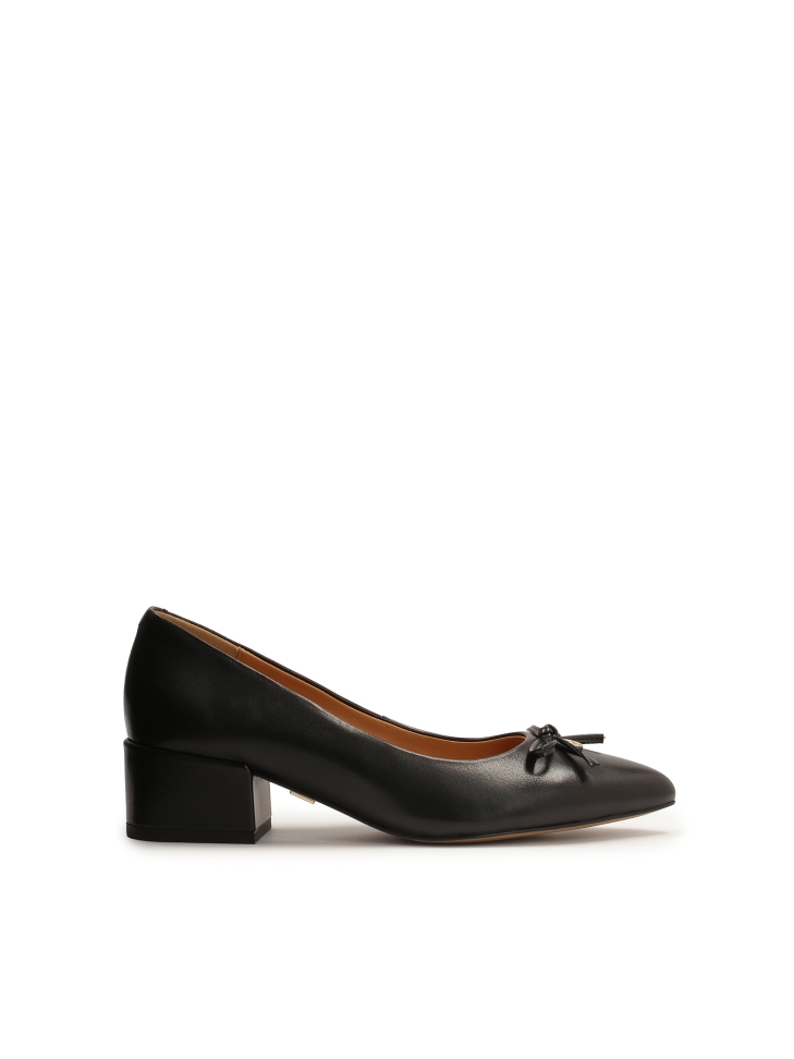 Low-heeled pumps