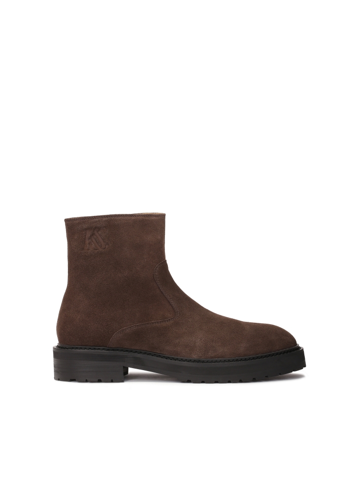 Brown suede boots with trep sole