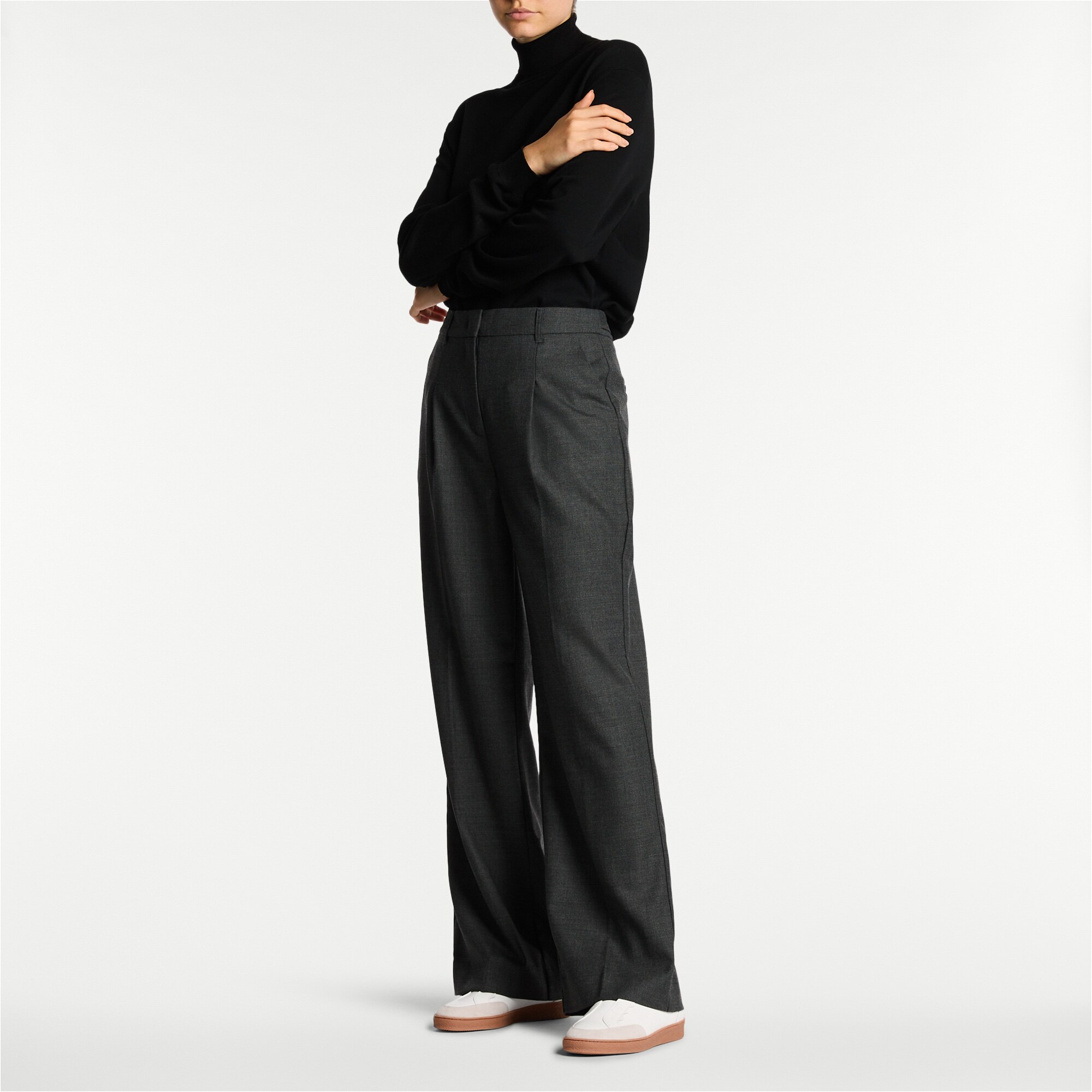 Roll Up<br>Scalloped Laceless Trainer