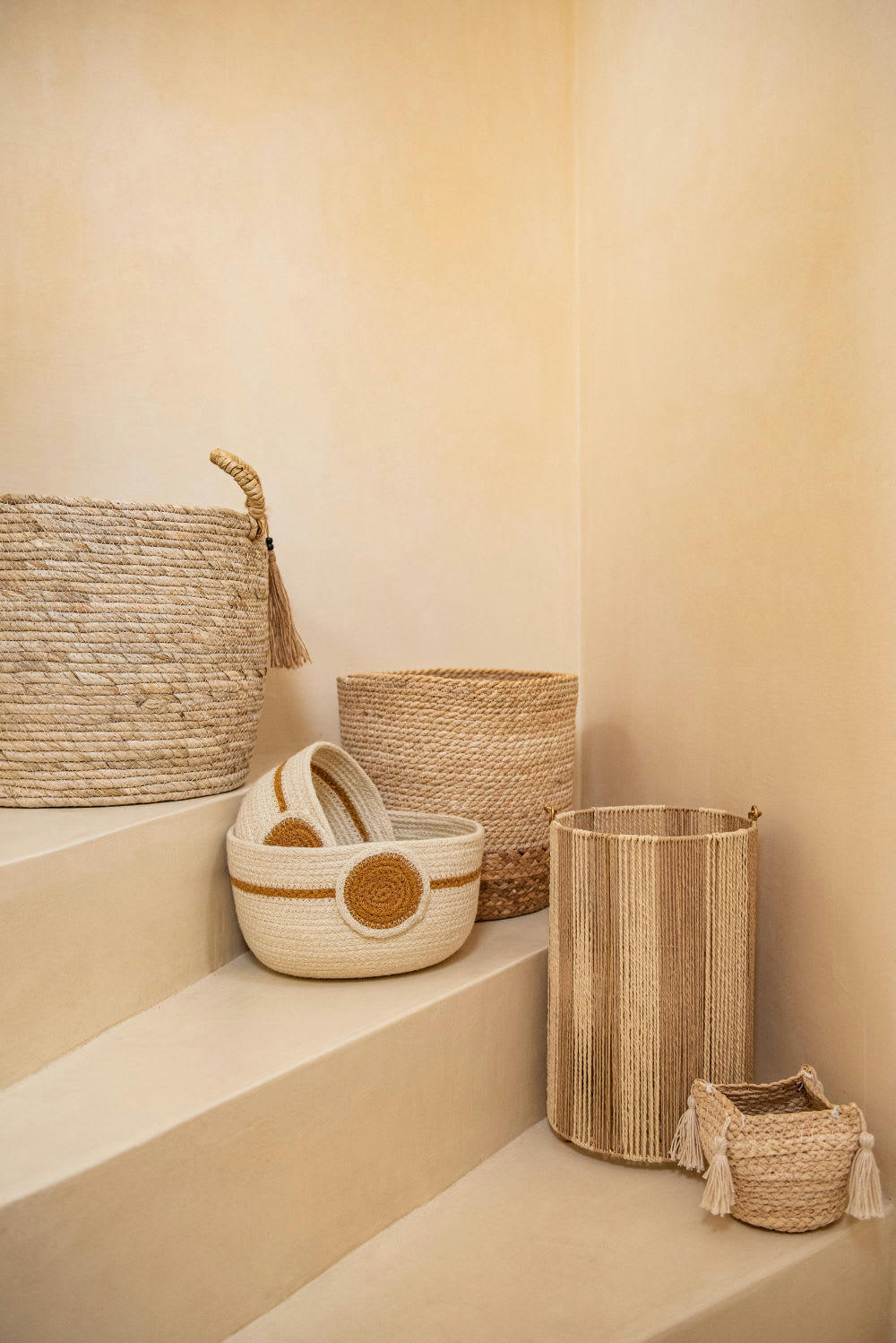 - Panier en fibre végétale beige et marron