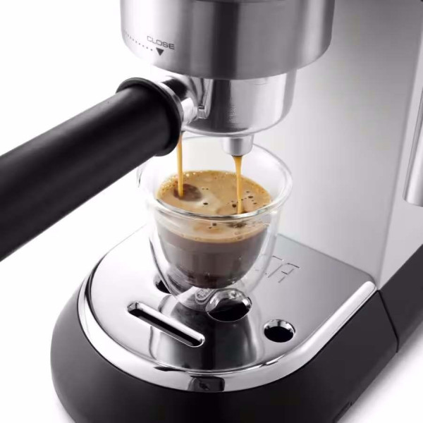 Kolbowy ekspres ciśnieniowy DE LONGHI EC685.W