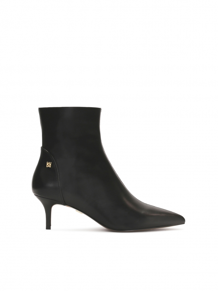 Leather boots with ducktail heels