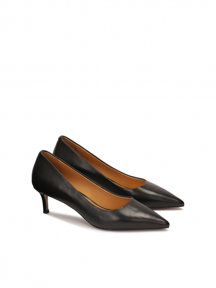 Versatile black low-heeled pumps