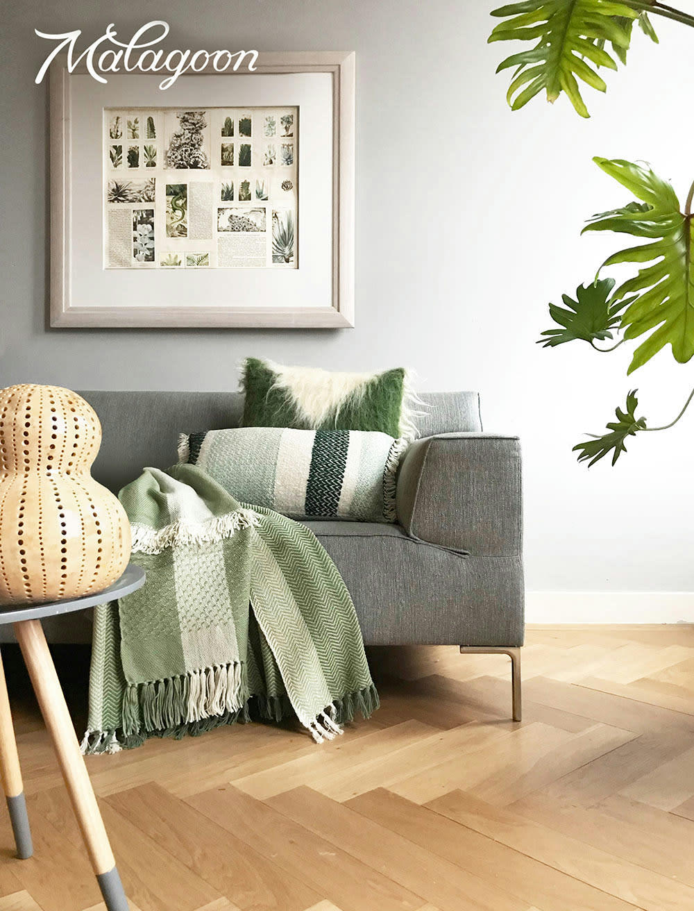 WOOL HANDWOVEN - Coussin triangle  100% laine vert et blanc cassé 50x50