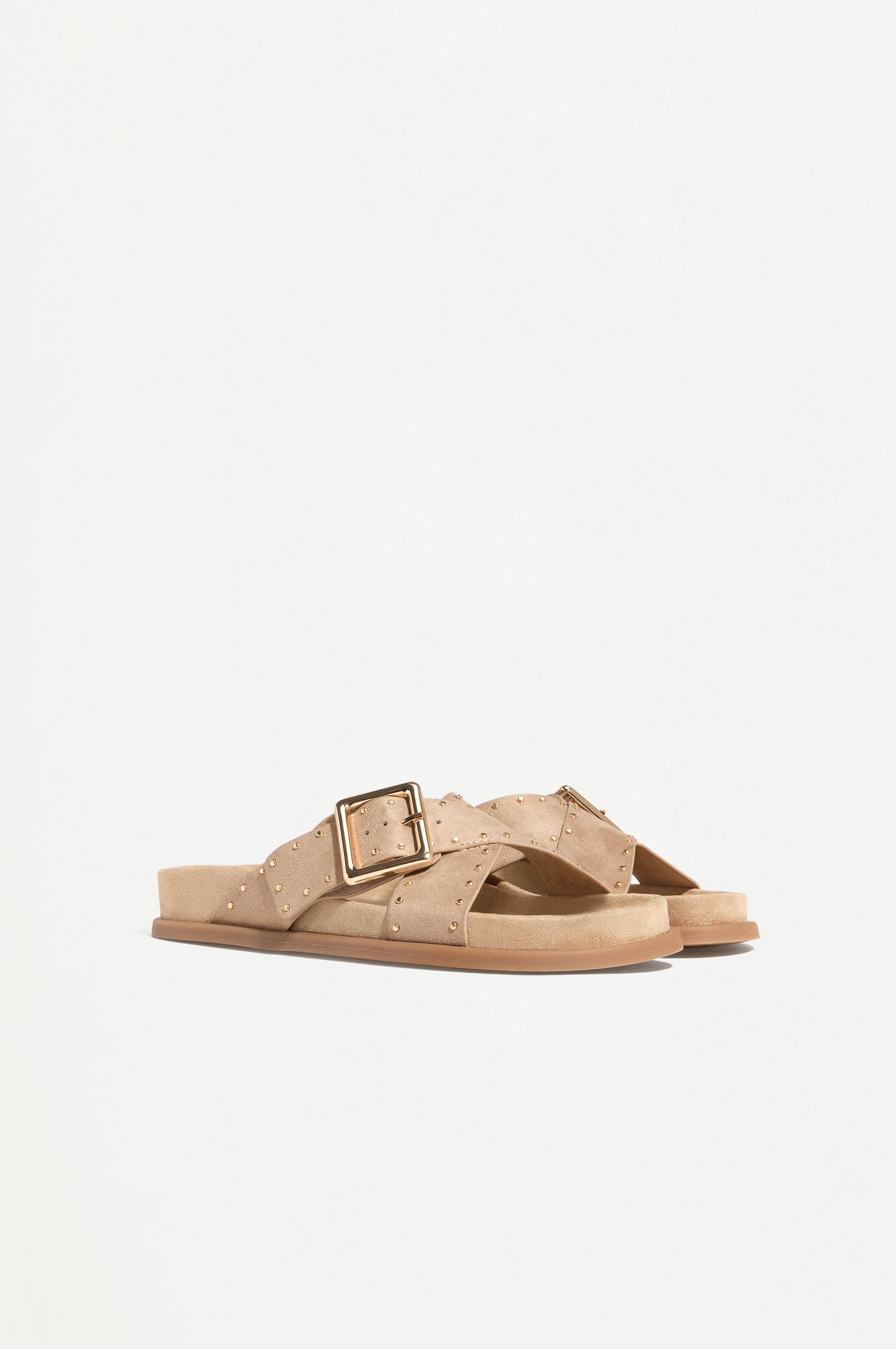 Sandalia plana tachas efecto ante