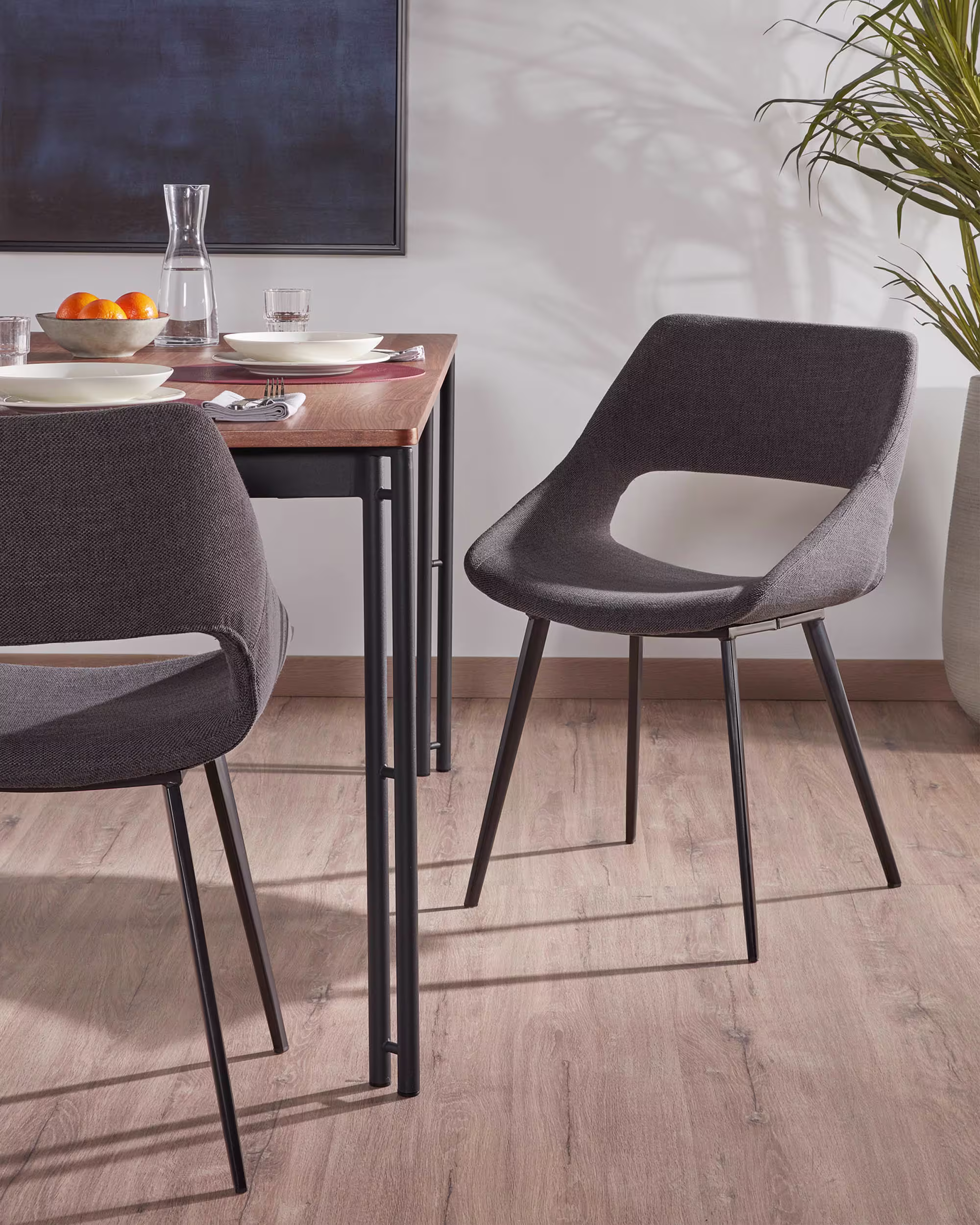 Silla Hest gris oscuro y patas de acero con acabado negro