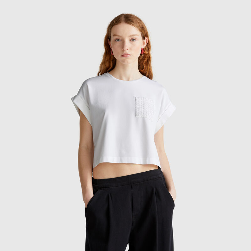 T-shirt with macramè pocket