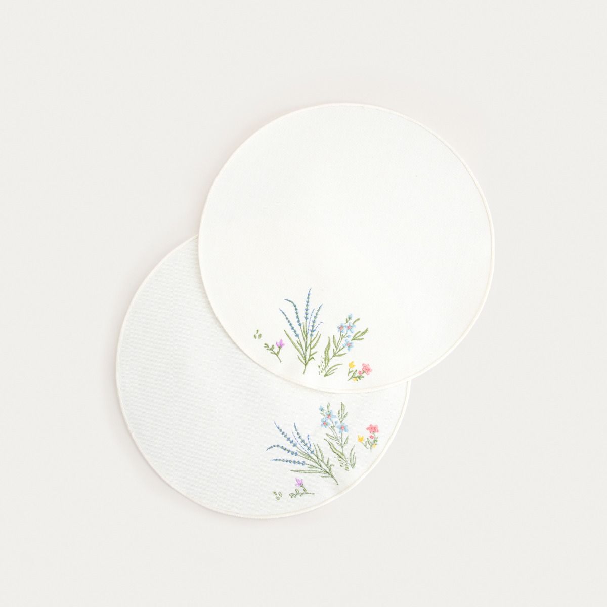 Maty stołowe ZAIRA ecru, z dekoracyjnym kwiatowym haftem, zestaw 2 szt. 38cm