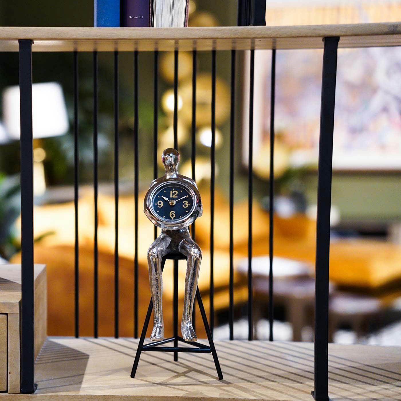- Horloge de table homme assis argenté tabouret Kare Design