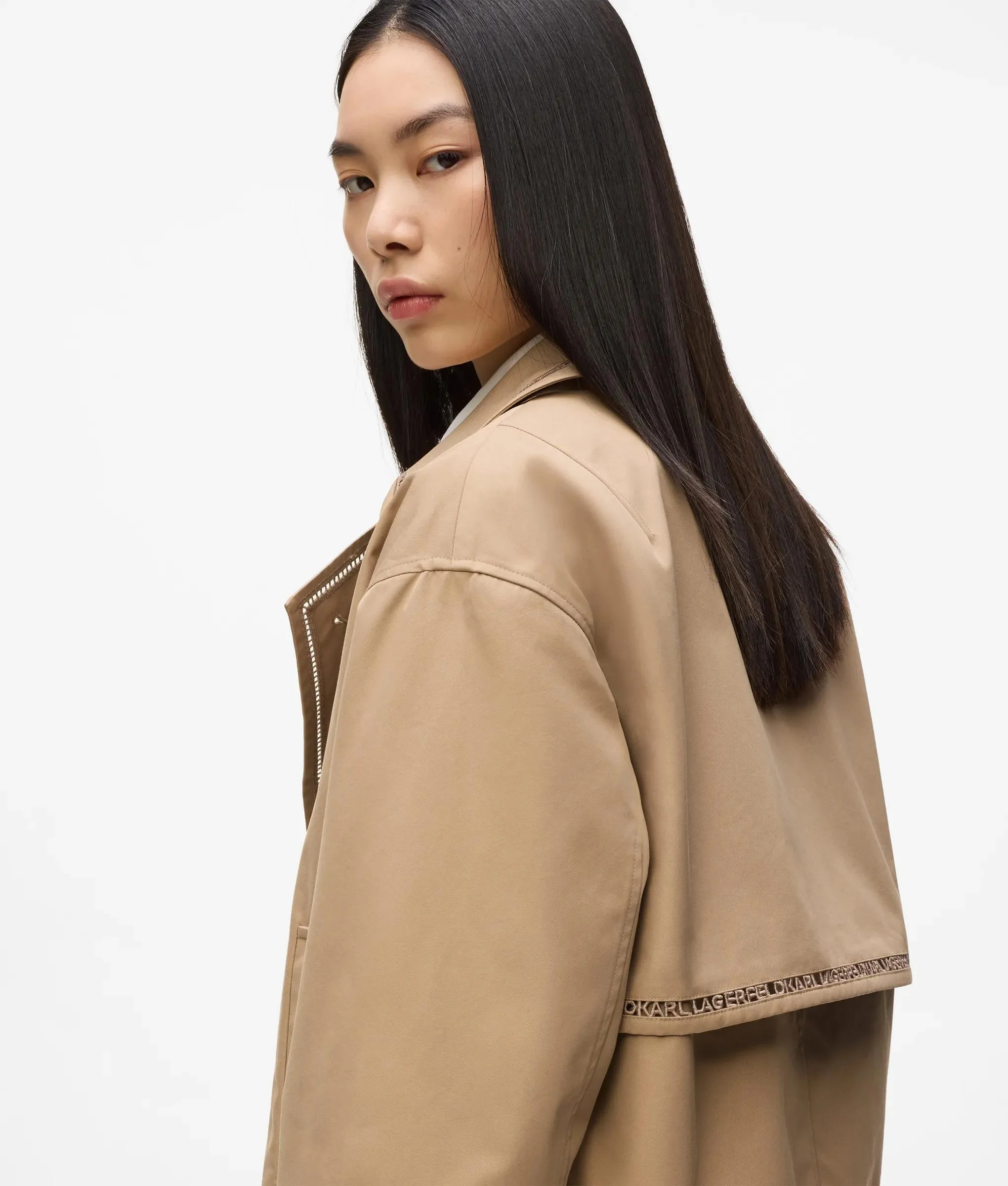 Trench court avec broderie ajourée