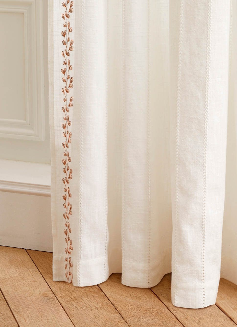 VOILAGE TAMISANT à RAYURES ET BRODERIES FLORALES BLANC