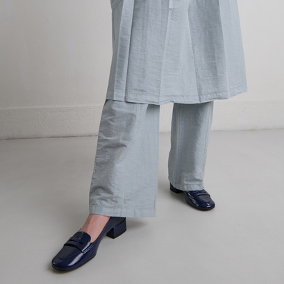 Mocassins à petits talonsen vernis plissé bleu | BERNIE