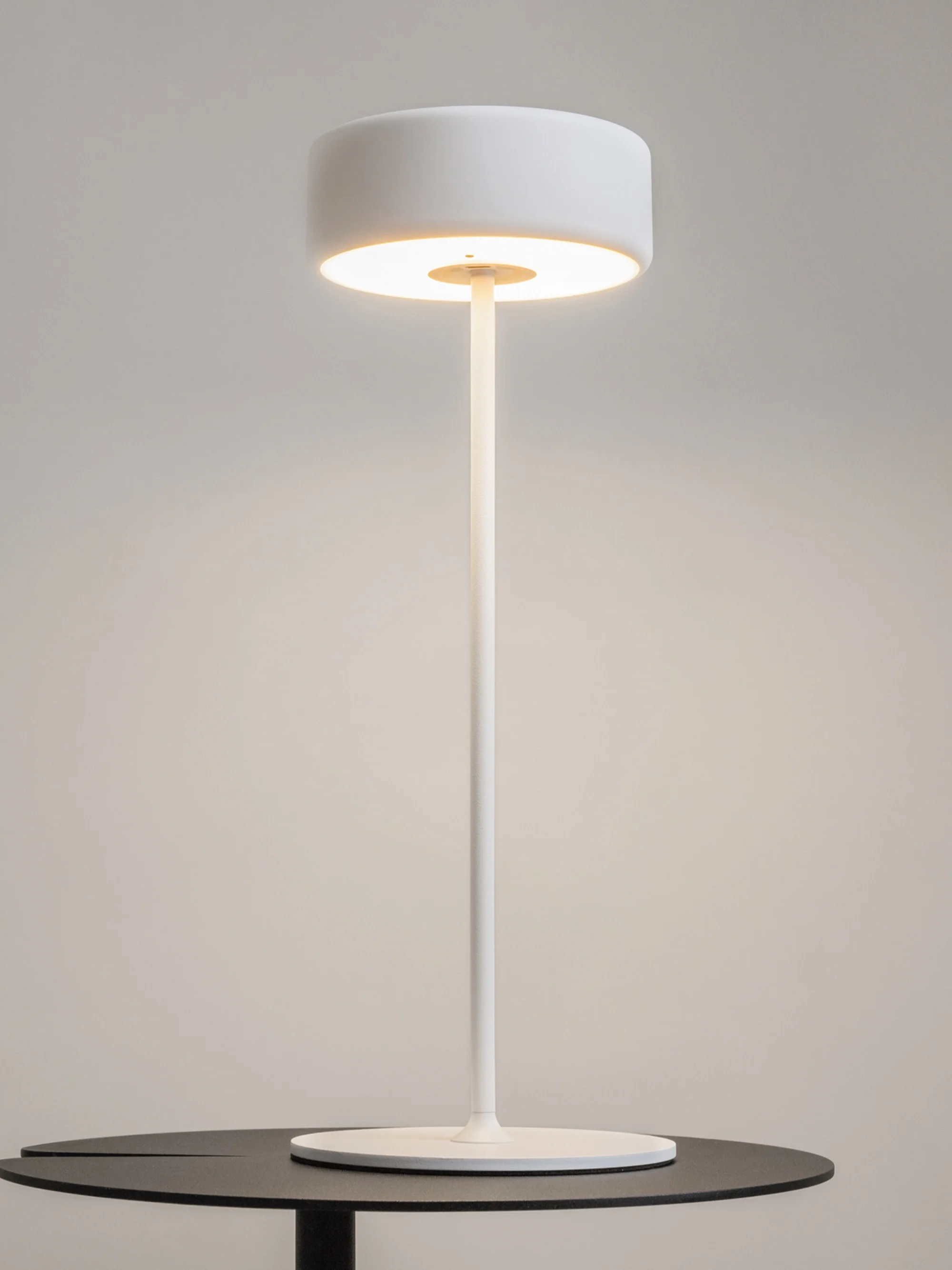 Kleine dimmbare LED-Tischlampe AI Collaboration aus Metall