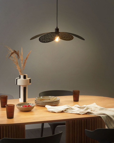 Lampa wisząca z metalowym kloszem czarna