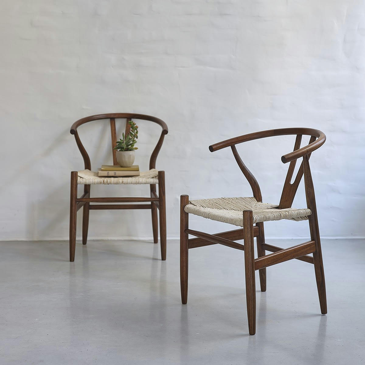 - Lot de 2 chaises en mindi massif finition noyer et corde naturelle