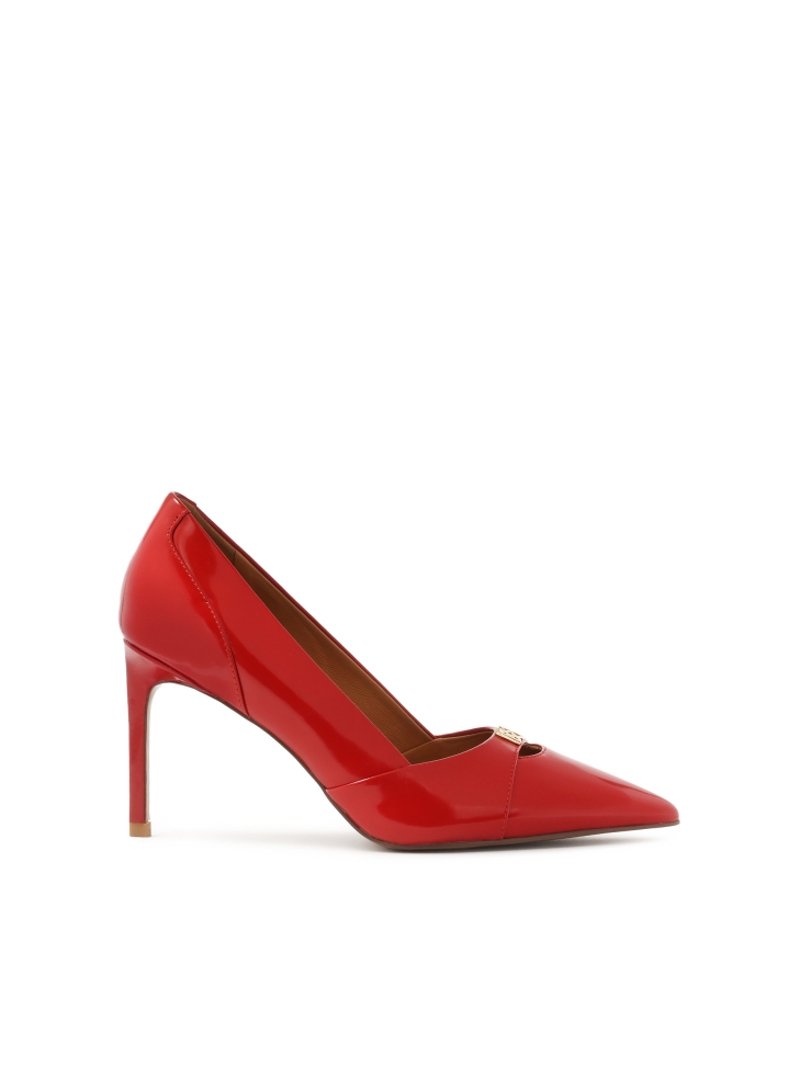 Red pumps with cut-out upper