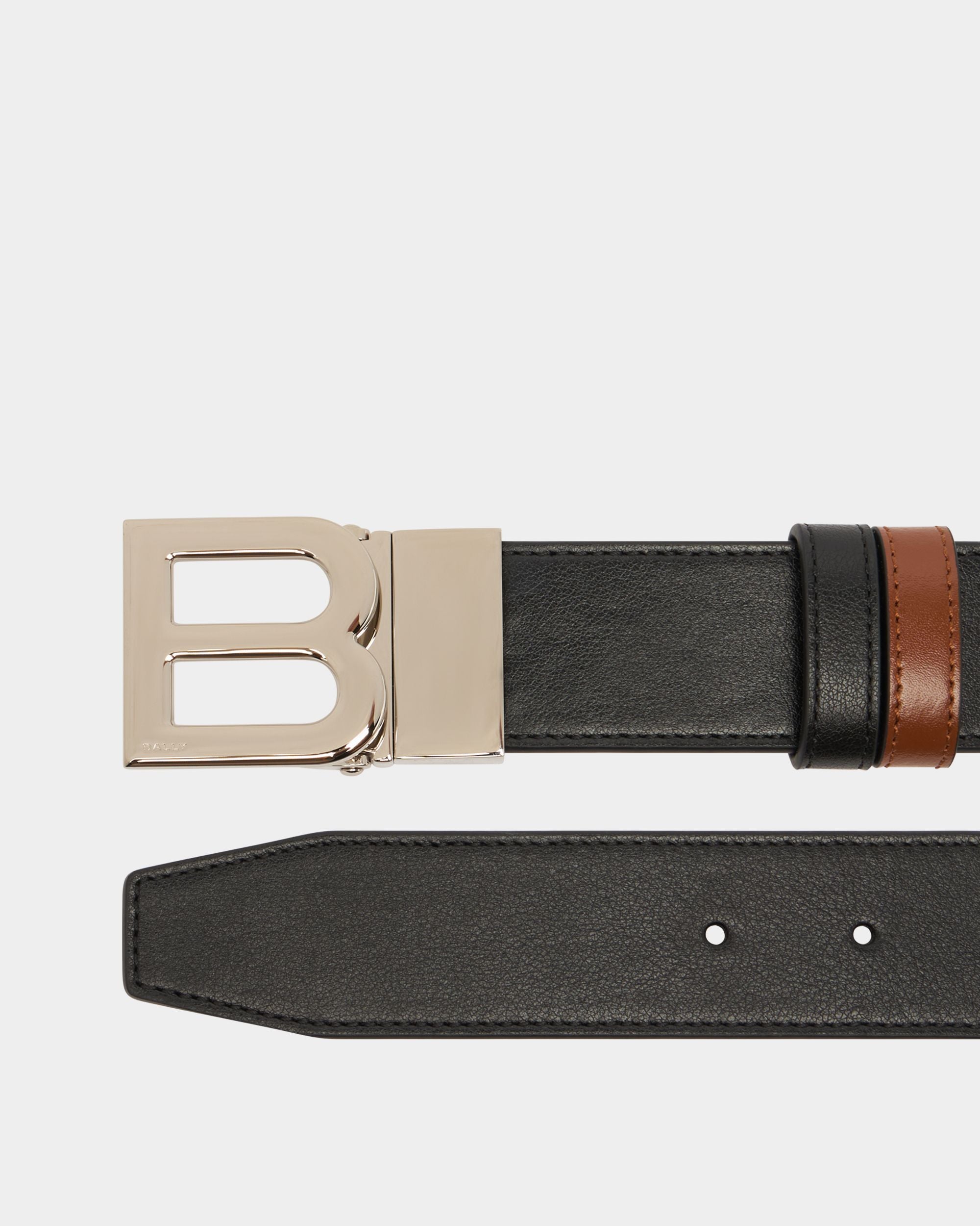 Verstellbarer B Logo Wendegürtel aus Leder in Schwarz und Braun