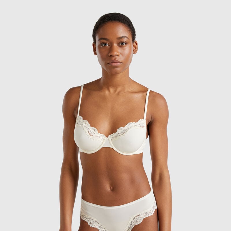 Bra with underwire and lace